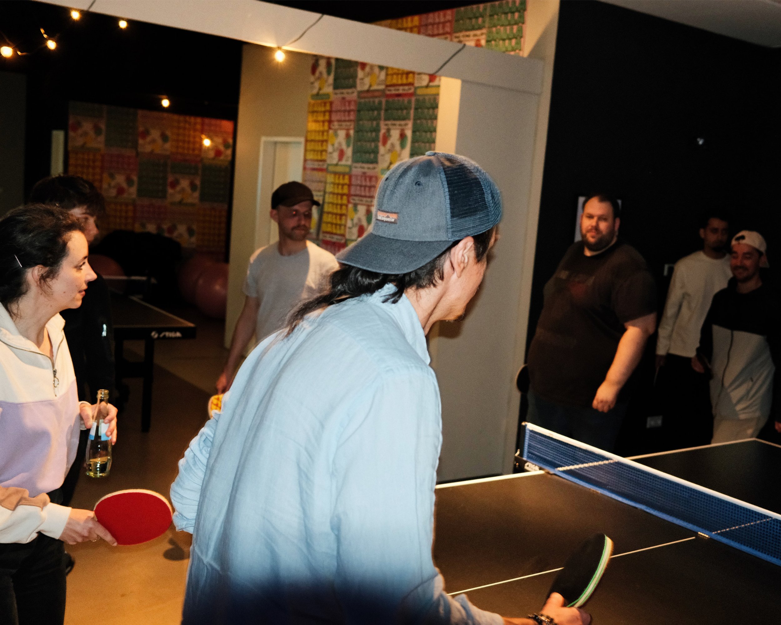 Menschen spielen Tischtennis in einer geselligen Runde