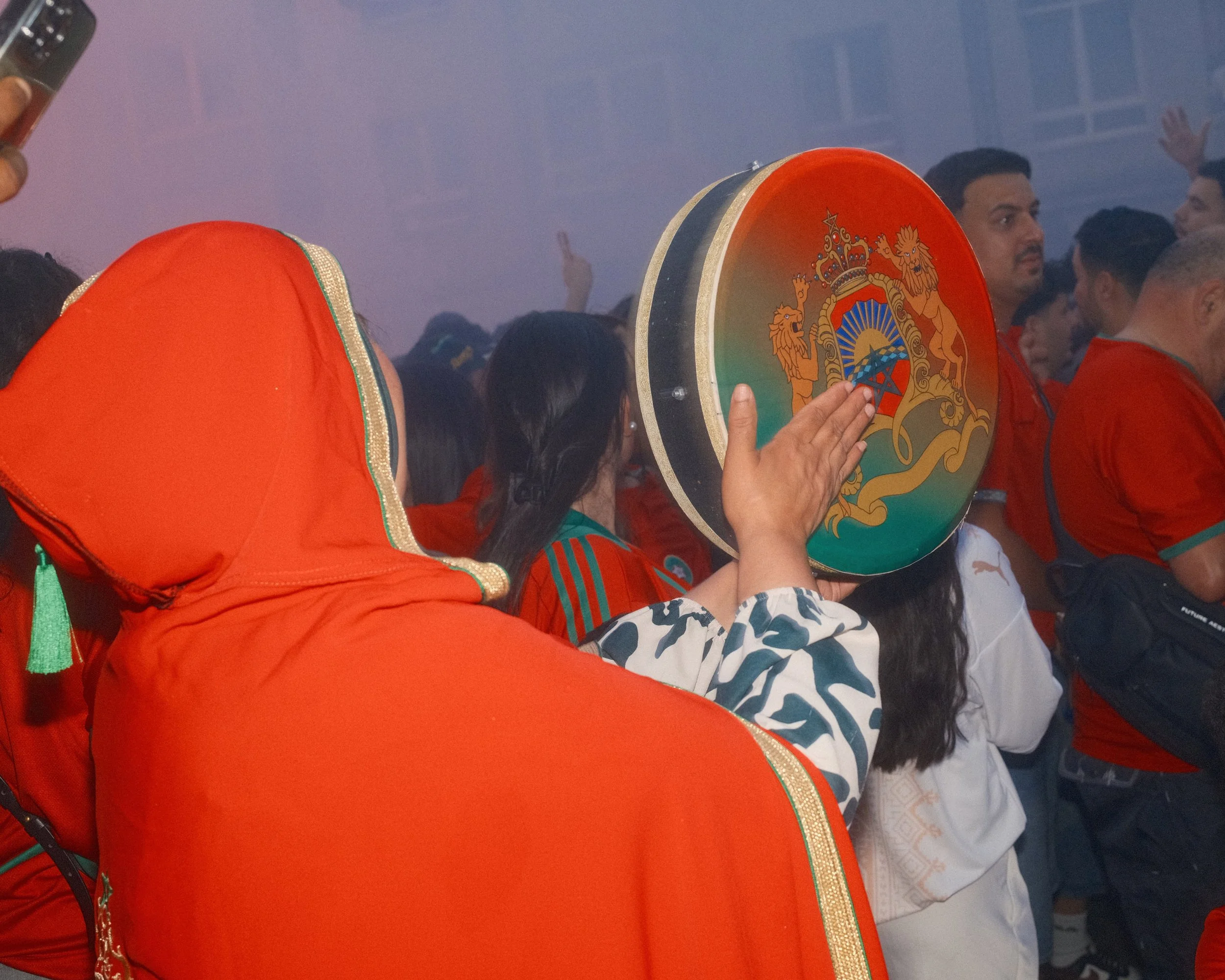 Menschen bei einem Fest im Hintergrund eine Menschenmenge