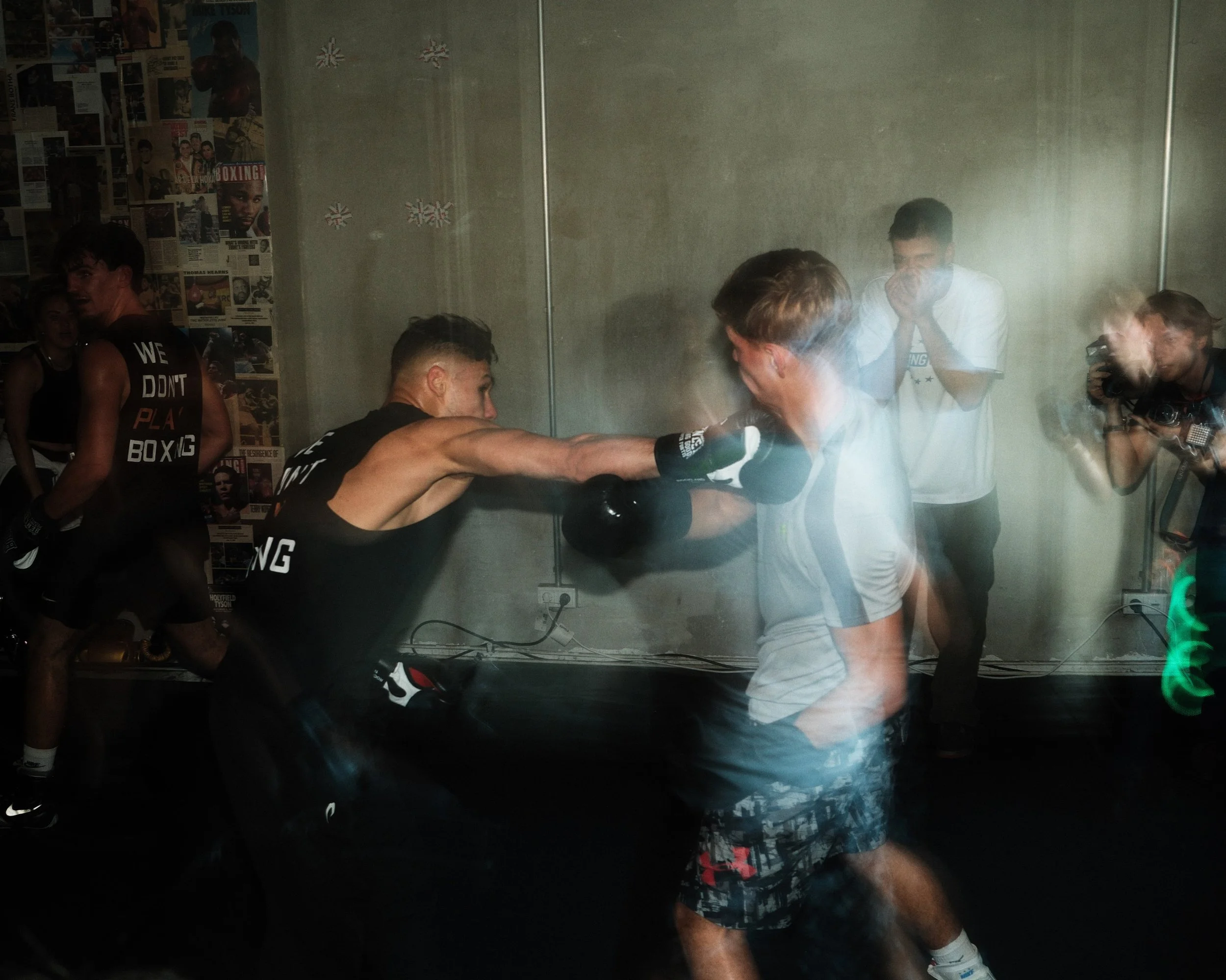 Boxer trainiert in einem Boxstudio mit einem Trainer