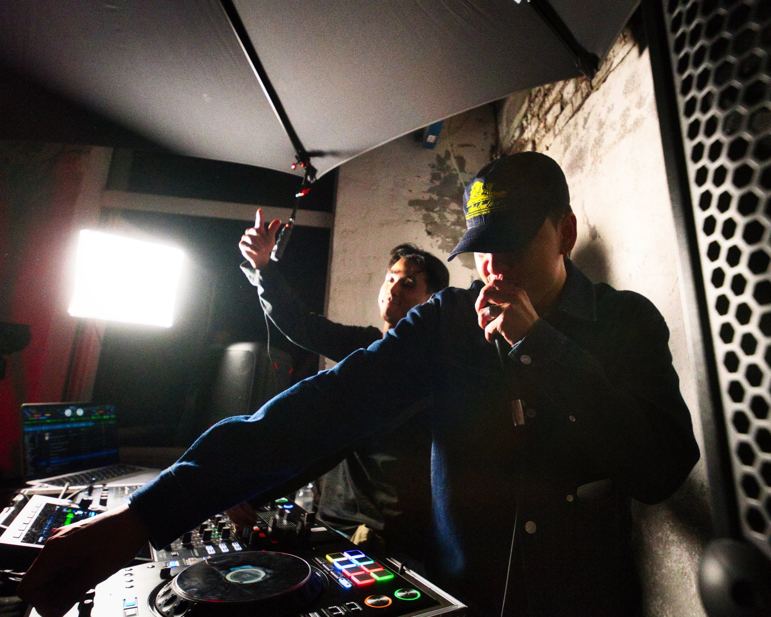 DJs die an einem DJ-Setup mit Turntables, einem Mixer und einem Laptop arbeiten