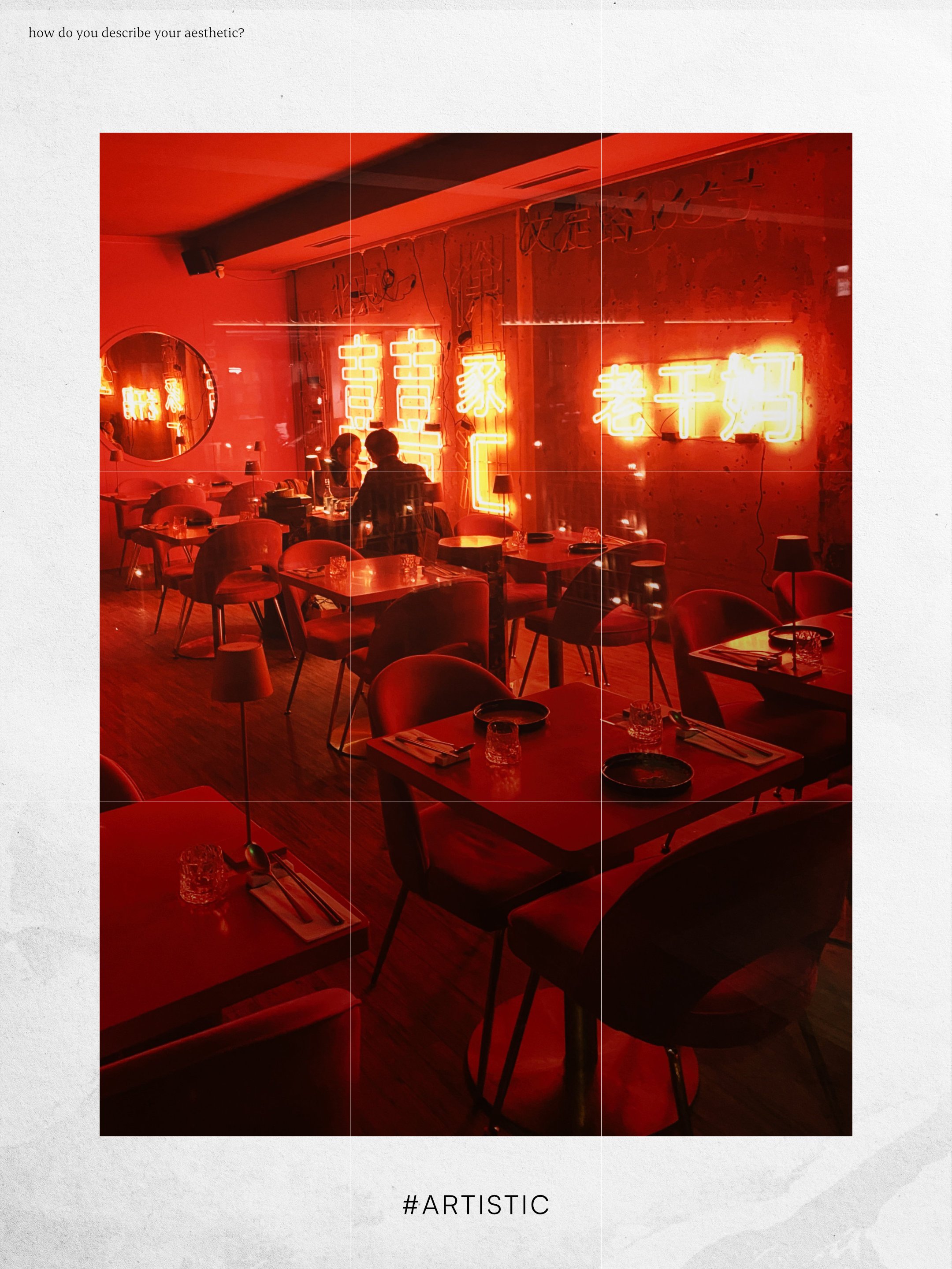 Das Bild zeigt ein hell erleuchtetes Restaurant mit roten Neonlichtern an der Wand, mehreren Tischen und Stühlen im Vordergrund, sowie zwei Personen, die an einem Tisch sitzen und sprechen