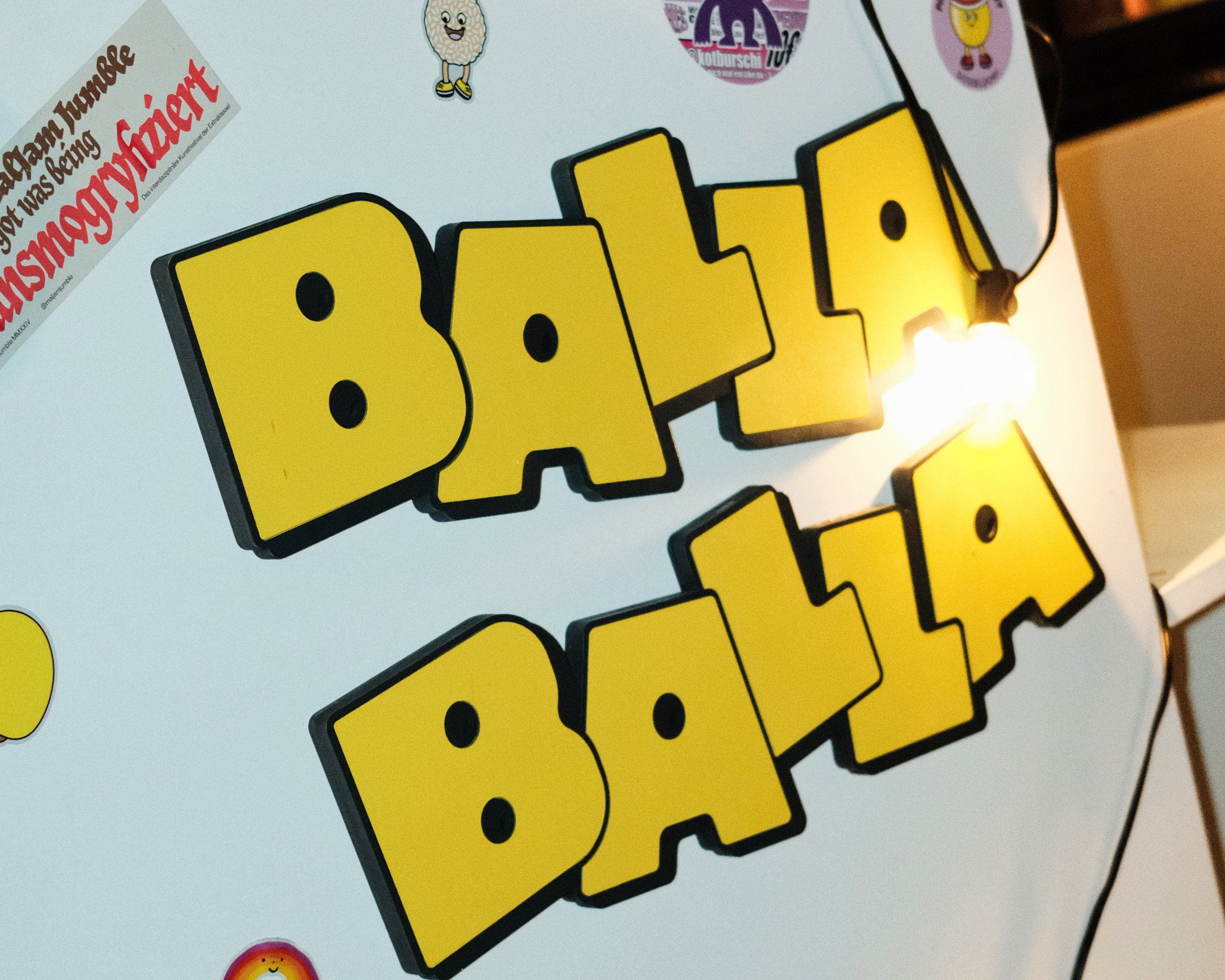 Gelbe Symbole mit "BallaBalla" Beschriftung