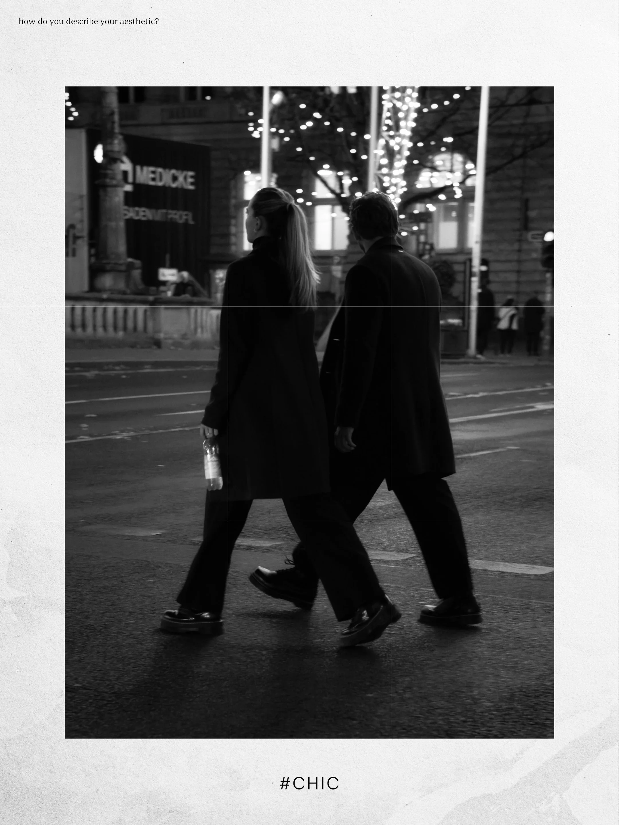 Schwarz-Weiß-Foto von einem Mann und einer Frau, die in einer Stadt bei Nacht auf der Straße gehen, mit Lichtern im Hintergrund, die eine festliche Atmosphäre schaffen