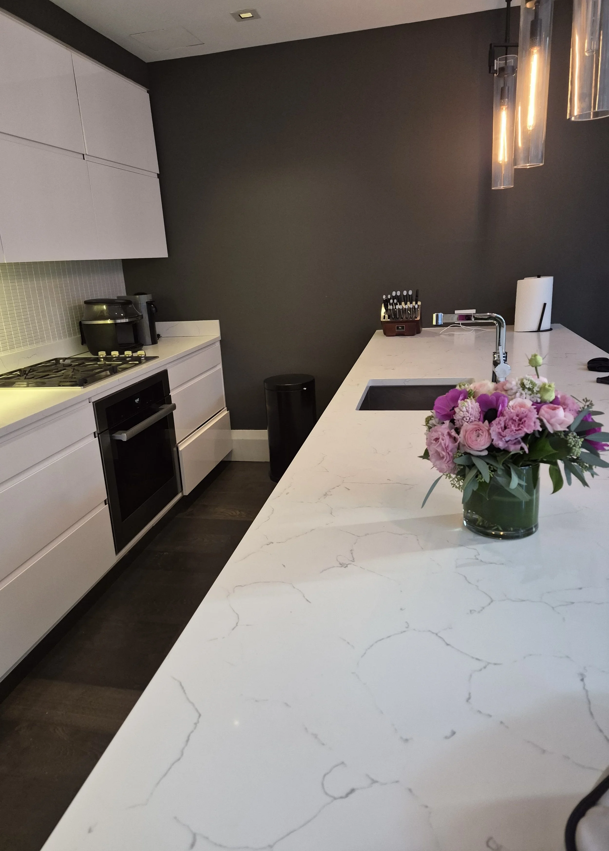 modern-kitchen-island-flowers-02.JPG