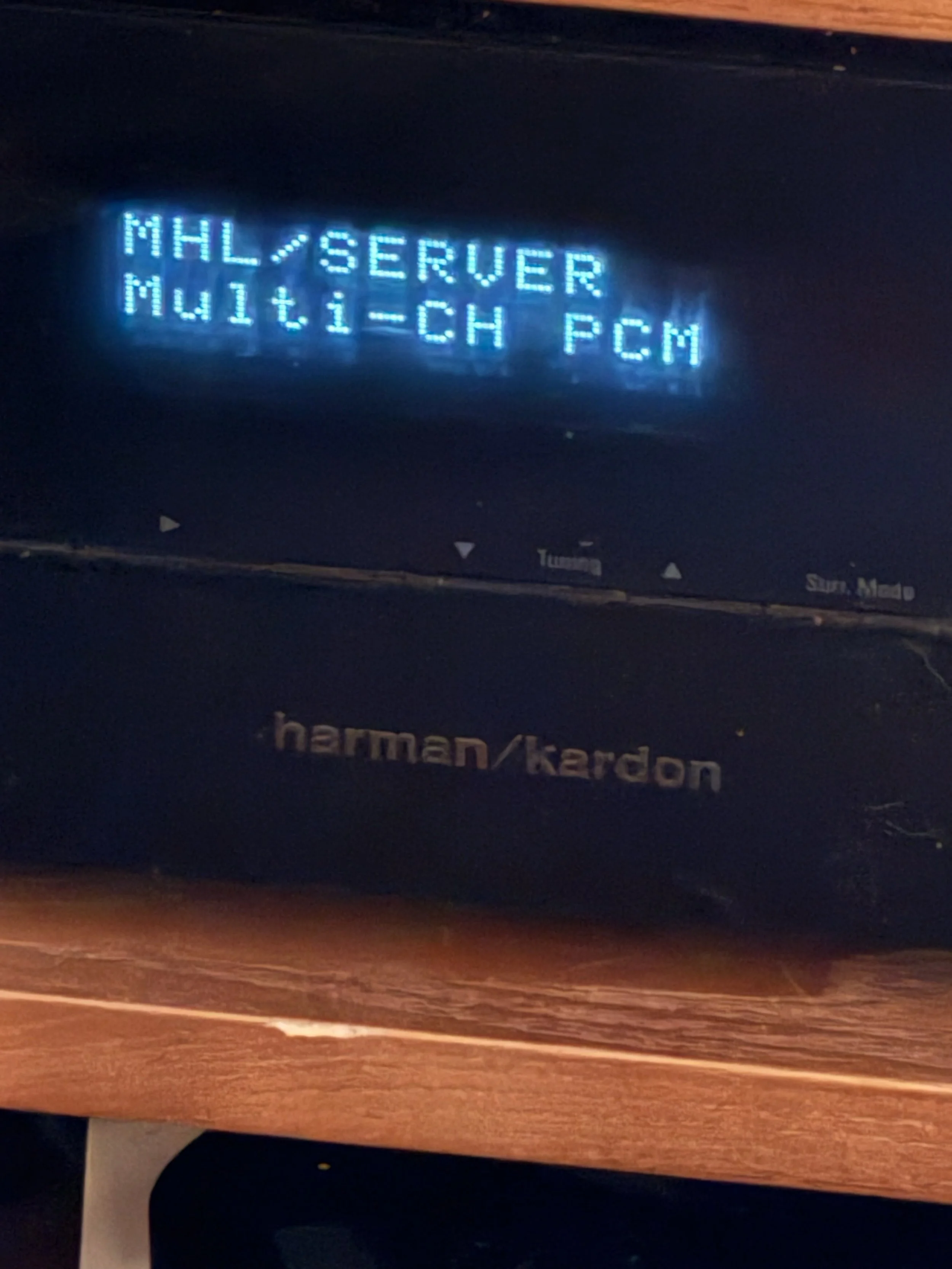 the amp display shoudl show that its set to MHL/Server as shown in this pic 