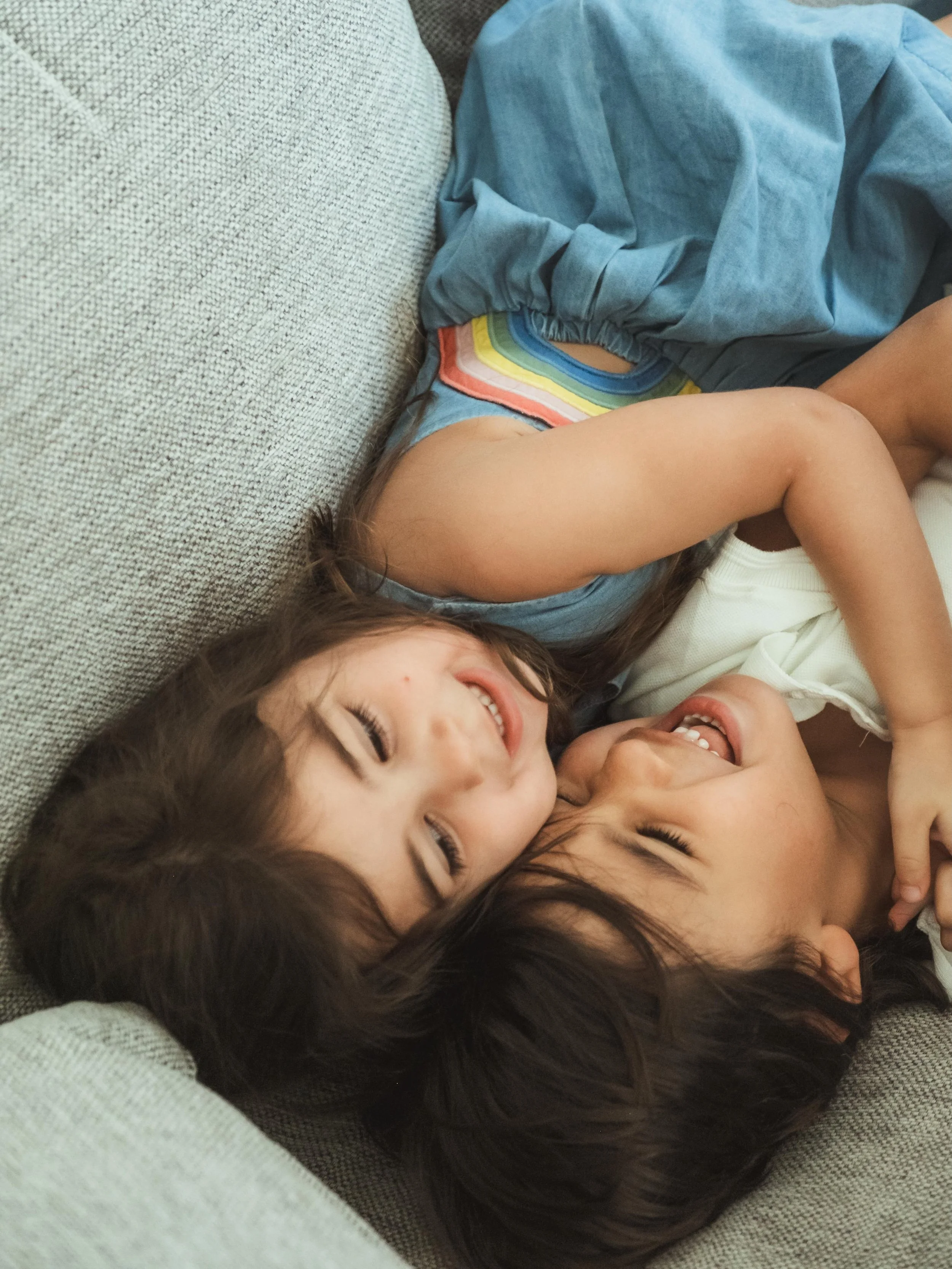🧿There&rsquo;s no better backdrop than home.
It&rsquo;s where your children forget anyone&rsquo;s watching. Where the giggles are loudest, the cuddles are realest, and nobody&rsquo;s counting to three. This home session helped me remember all over a