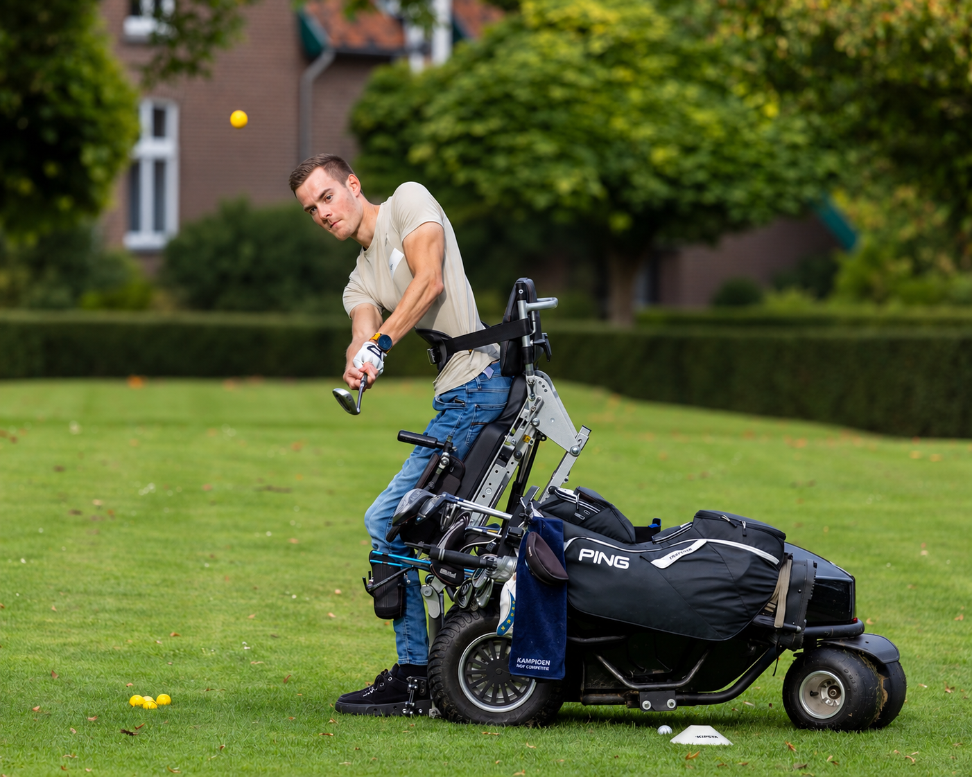 Adaptieve golfer in volle actie.png
