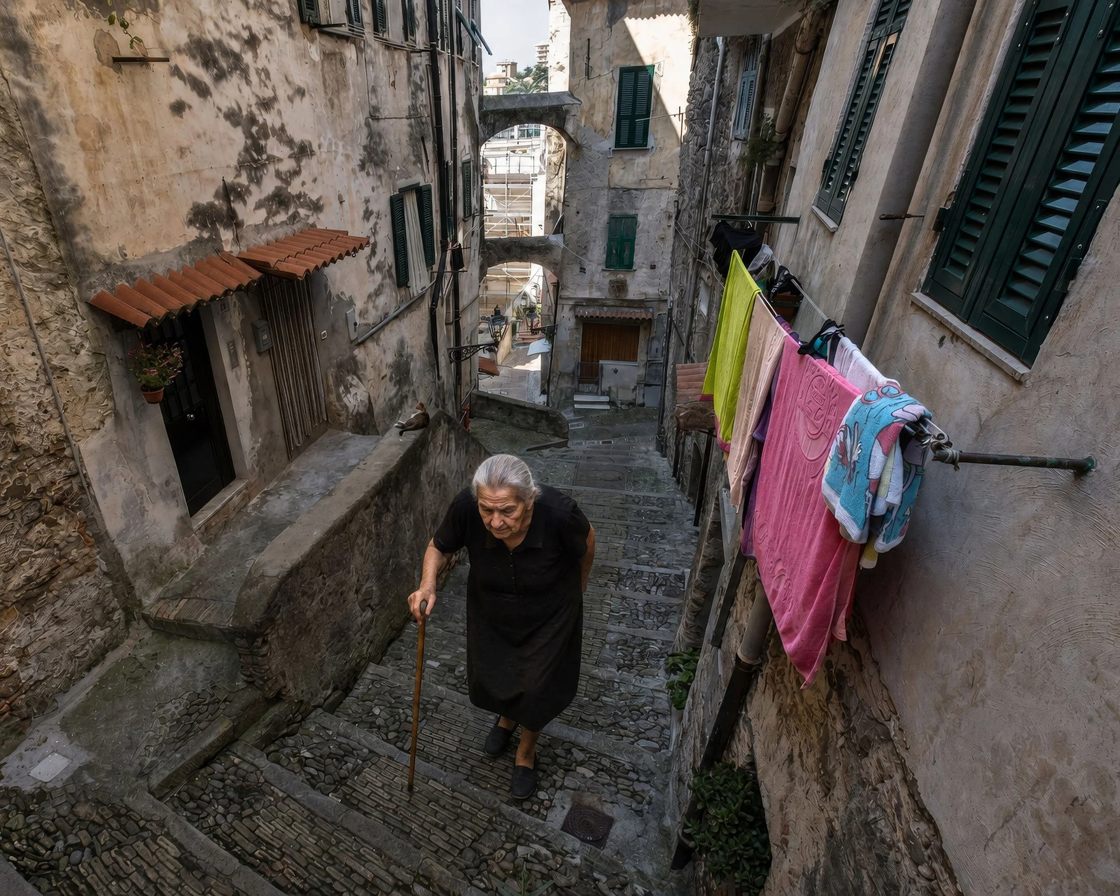 oud-vrouwtje-op-trap-straatfoto-small.jpg