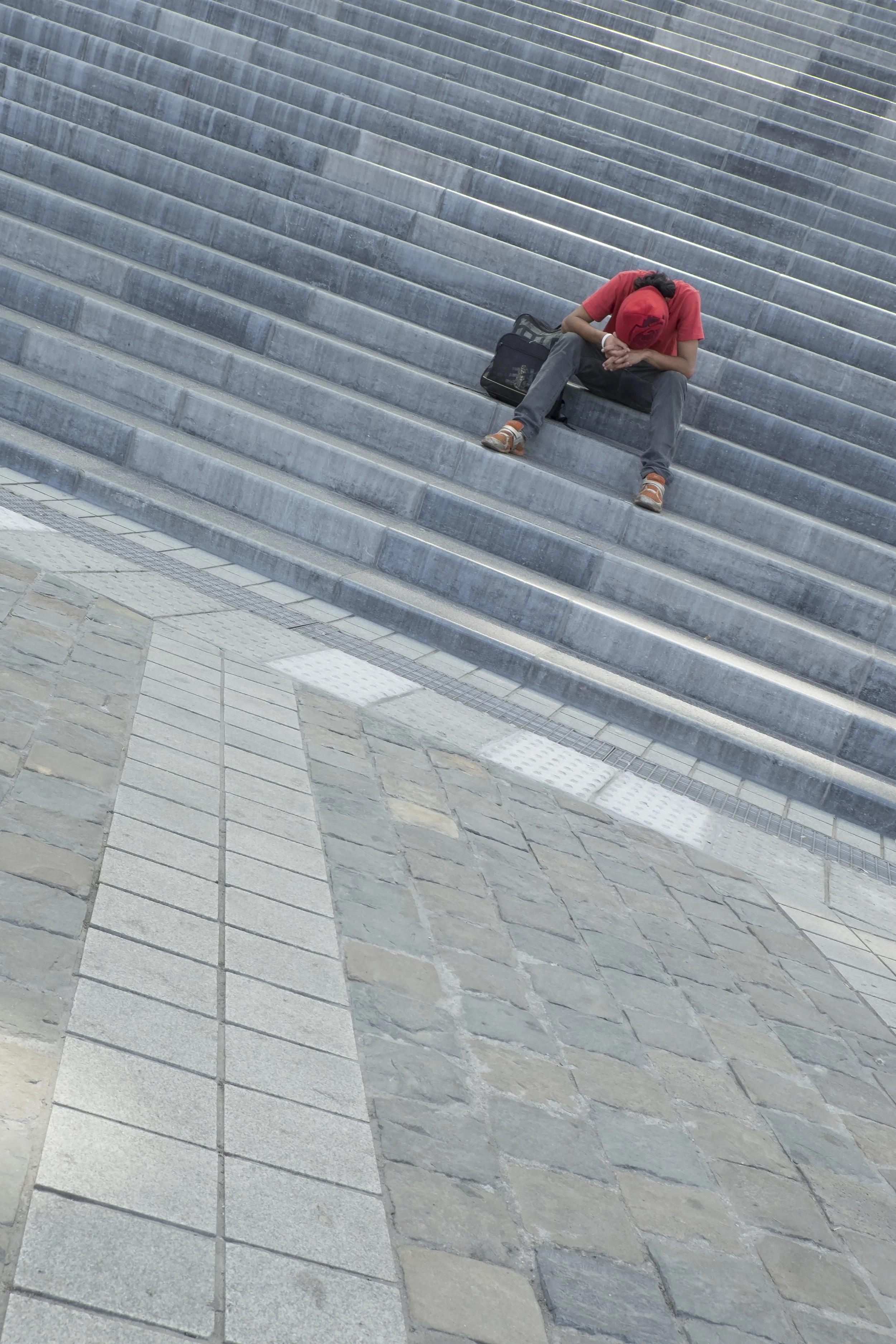 Station_Guillemins_jongen_op_trap.jpg