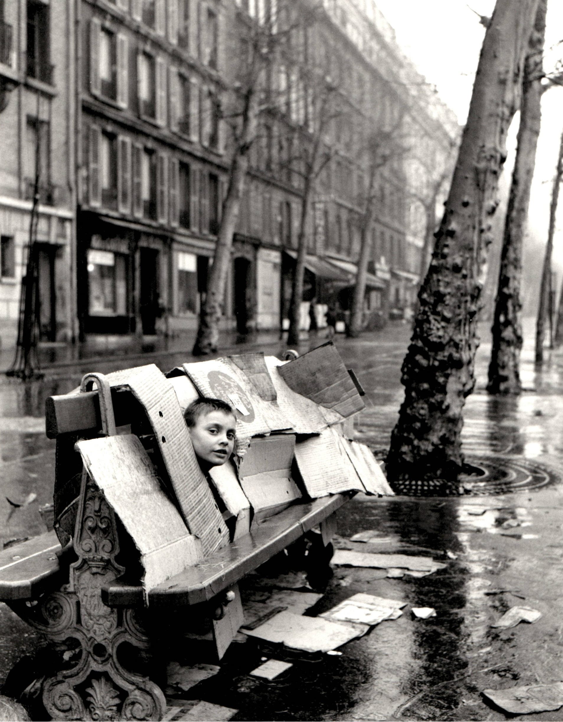 A fleeting moment of childhood caught in the streets of Paris. Doisneau transforms an ordinary scene into a tender observation of curiosity and resilience, where humour and humanity quietly emerge from everyday life.