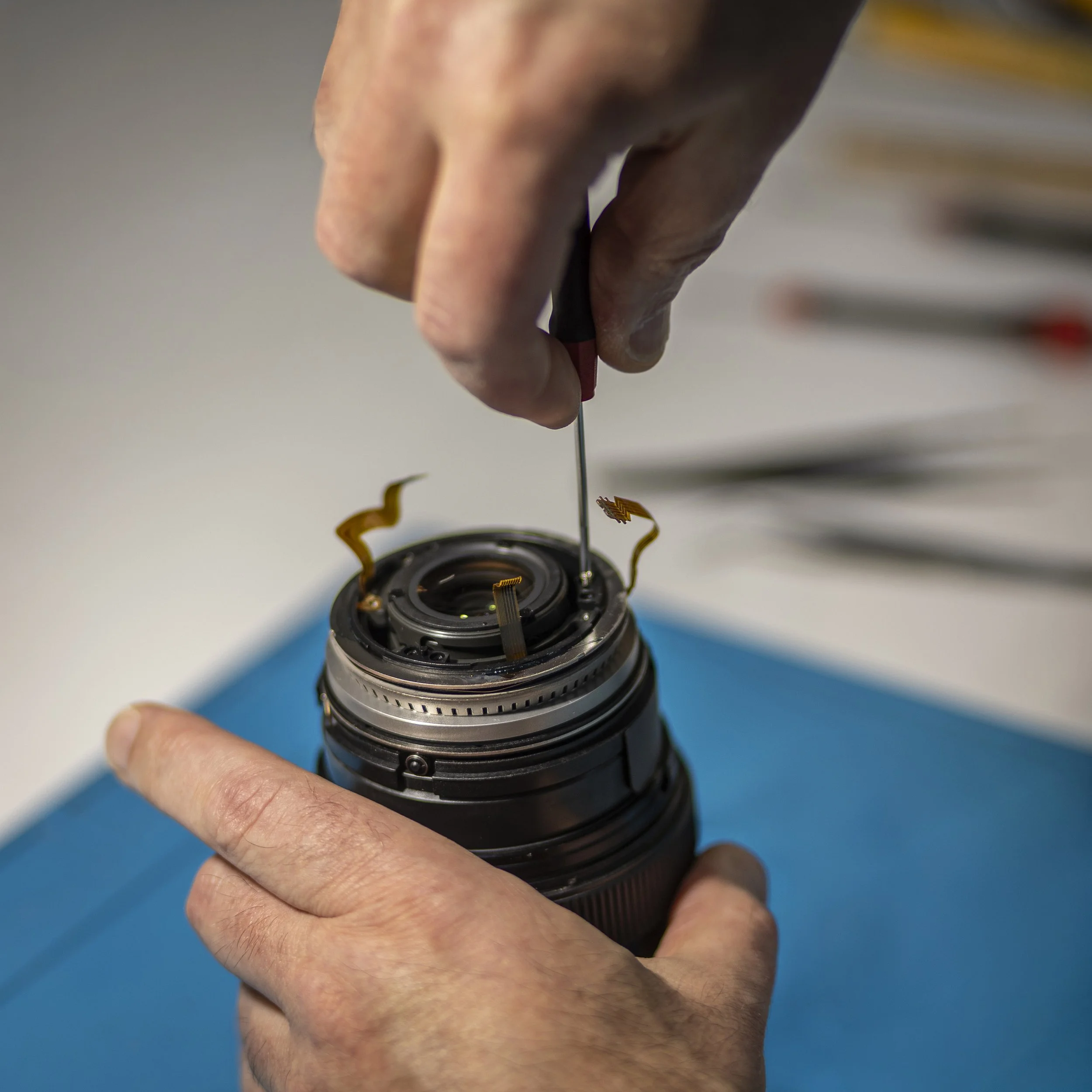 With steady hands and careful attention, the technician works deep inside the lens. Every tiny screw, contact and component demands precision — a craft where experience, patience and technical knowledge come together.