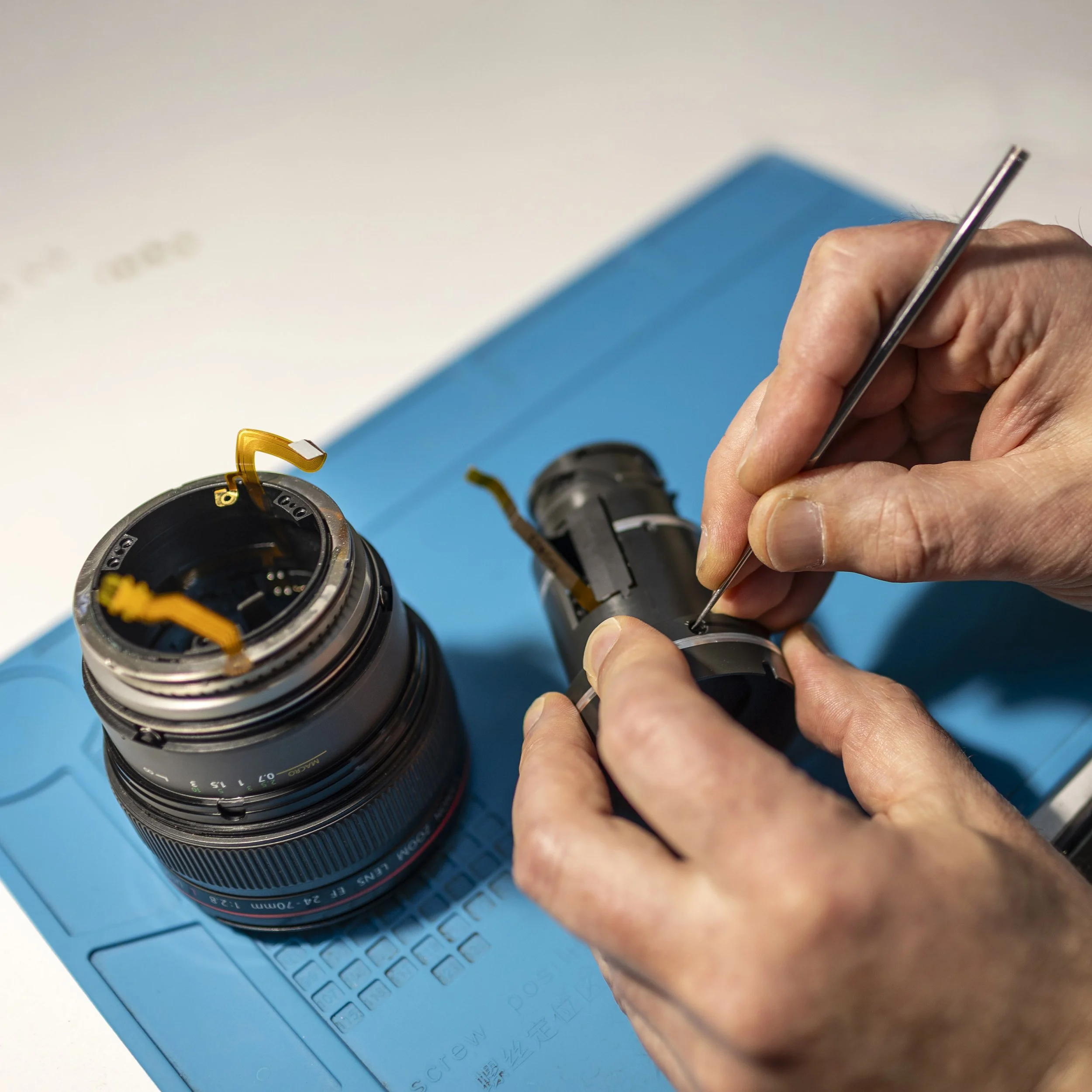 A lens reveals its complexity only when it is taken apart. In this case a Canon 24-70mm EF. With patience and a steady hand, each component is carefully examined and adjusted — precision work where even the smallest detail can make the difference.