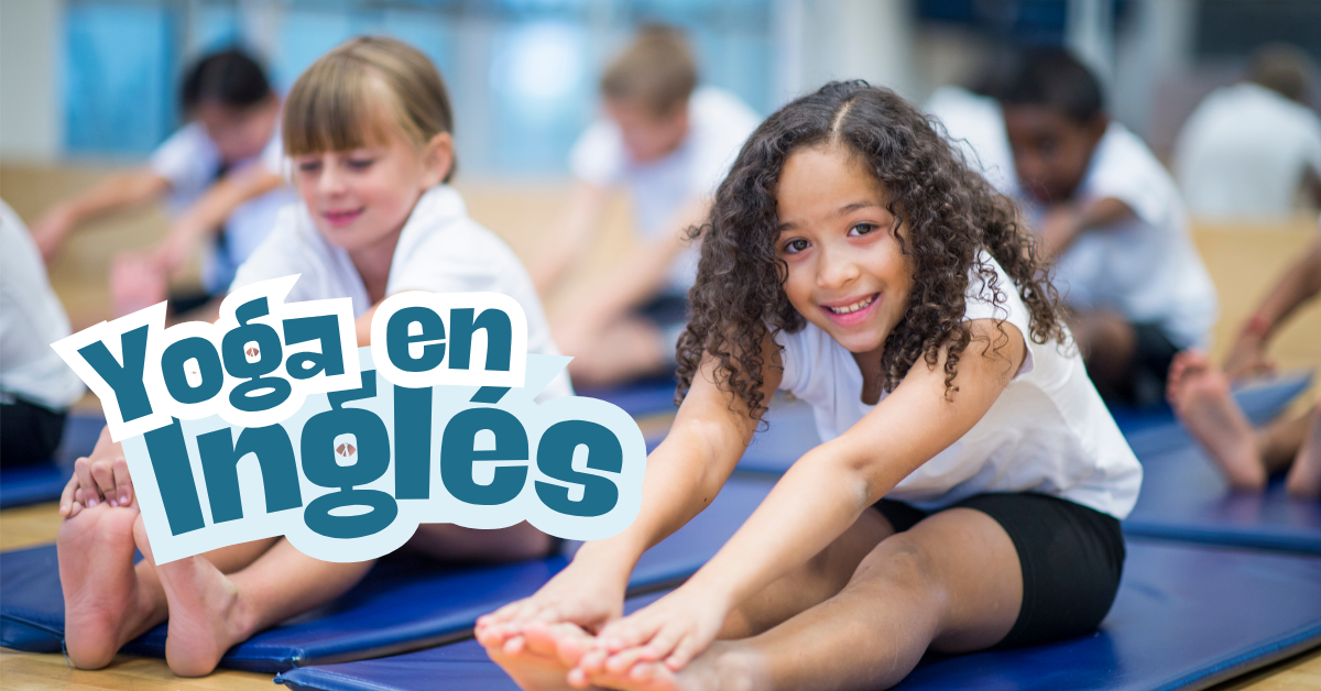 Dos niñas haciendo yoga en esterillas azules, letras que ponen Yoga en ingles