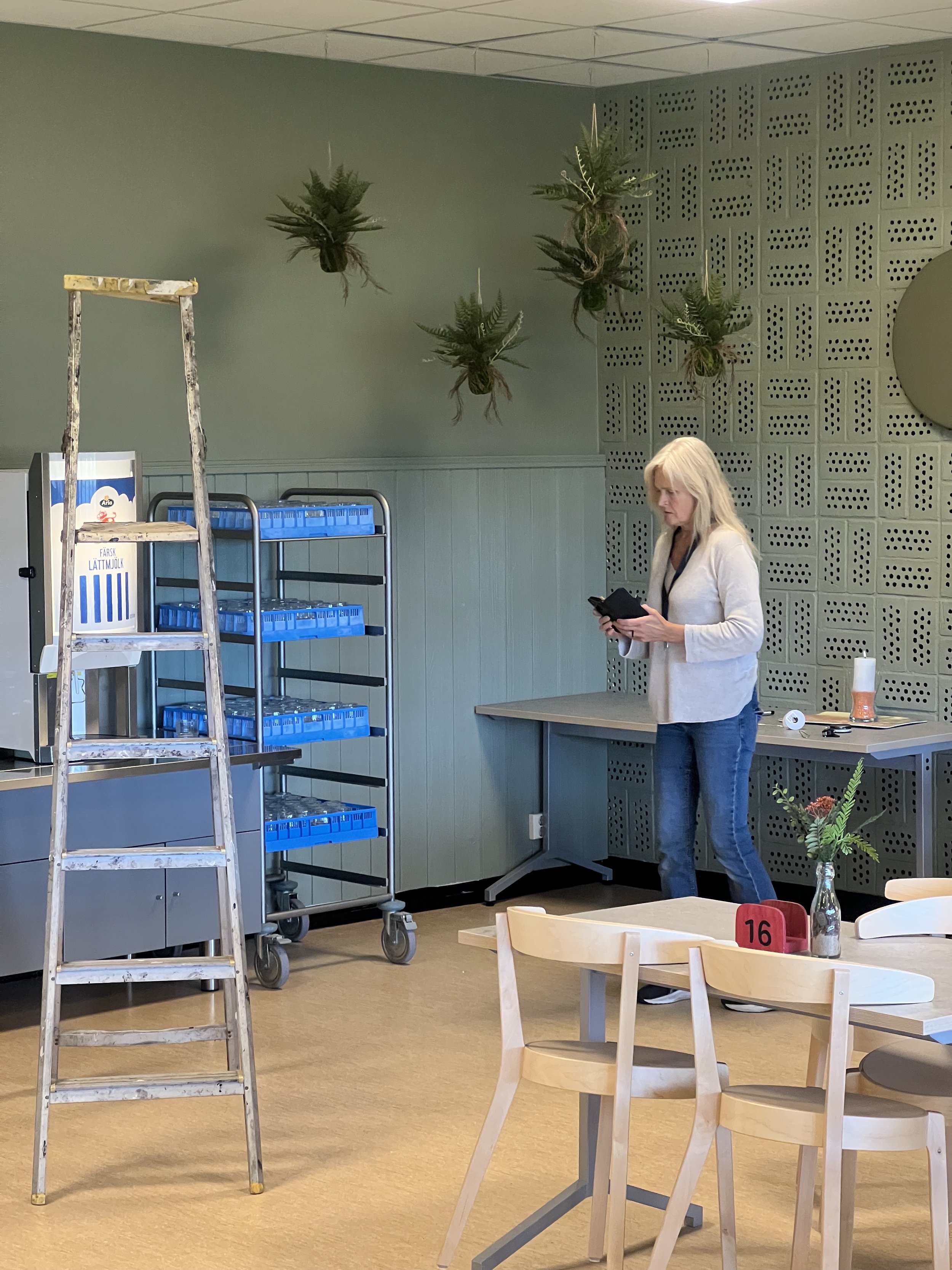Grön och välkomnande offentlig miljö med konstväxter och specialbyggd inredning, skapad av Studio Mjölk