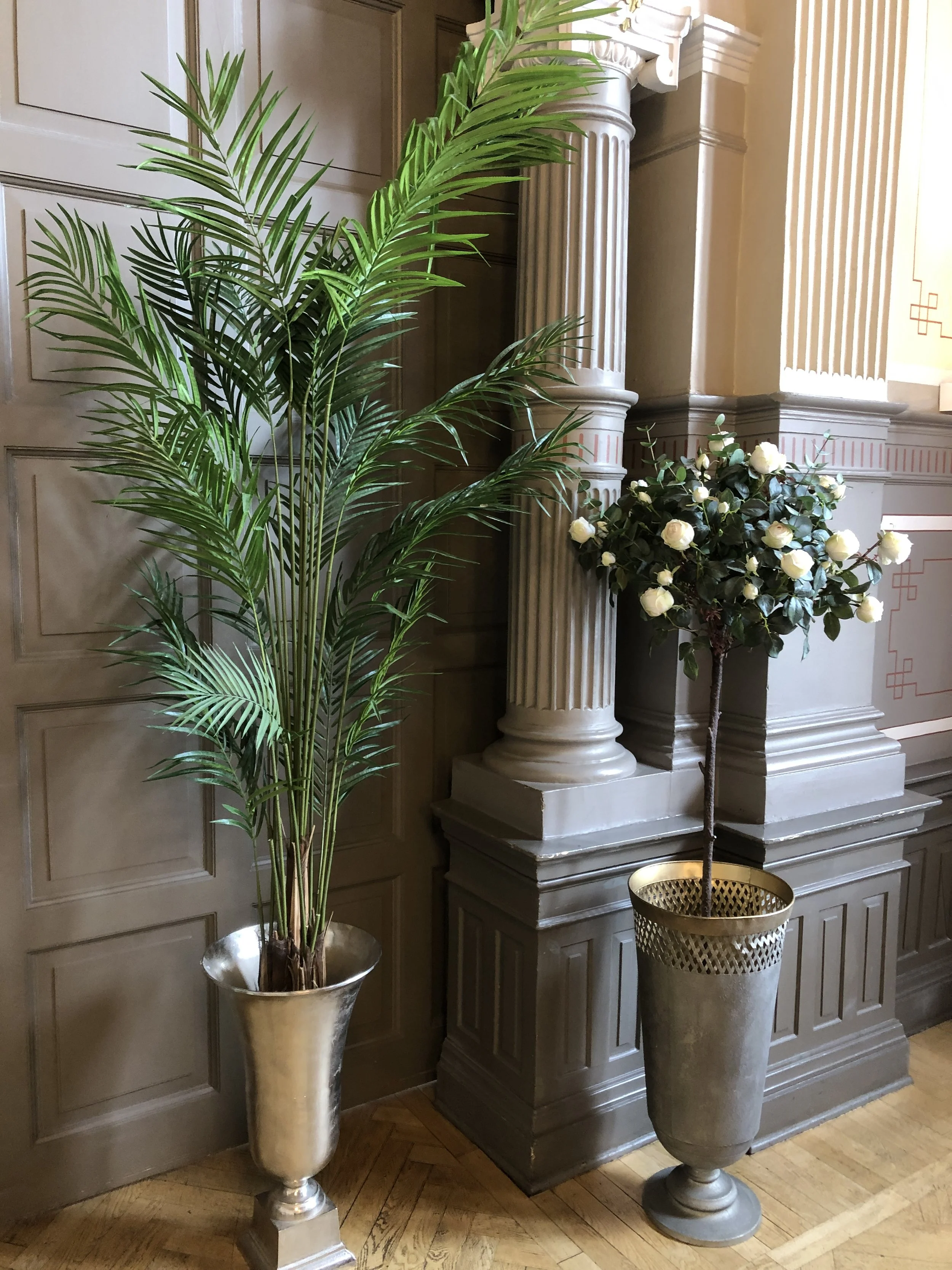 Grön växt och blomsterarrangemang som del av bröllopsdekoration på Scandic Skövde.