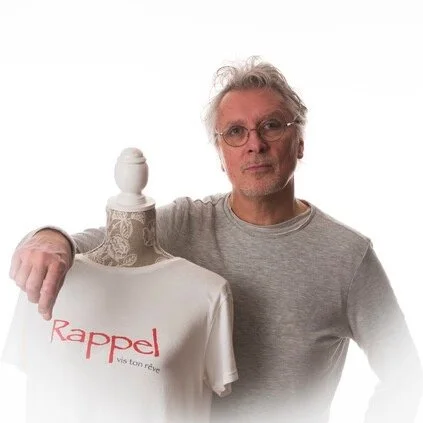 Jan med ett plagg från tidigare arbete inom mode och textil