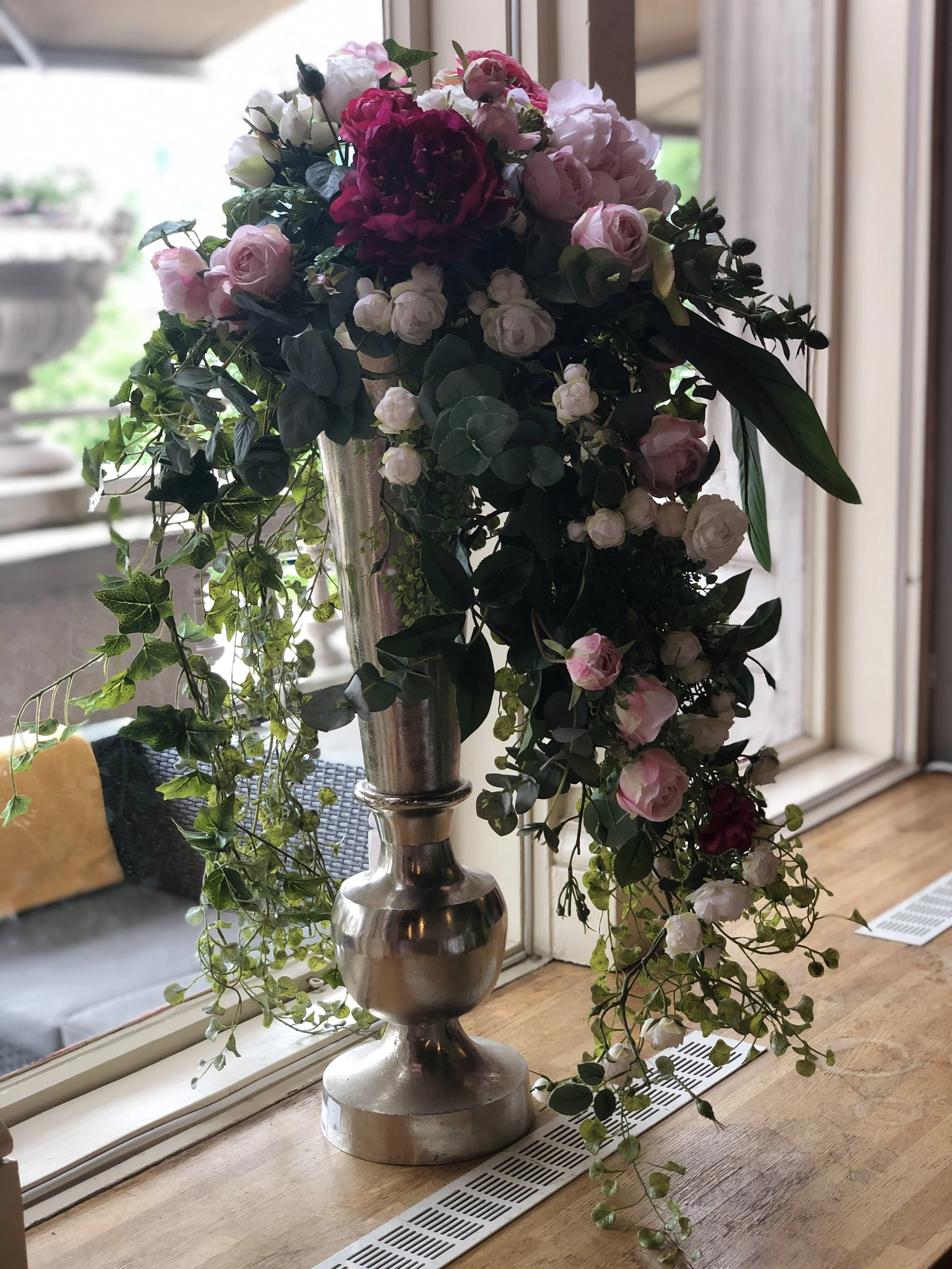 Blomsterarrangemang med rosa och vita blommor, skapat av Studio Mjölk för bröllop på Scandic Skövde.