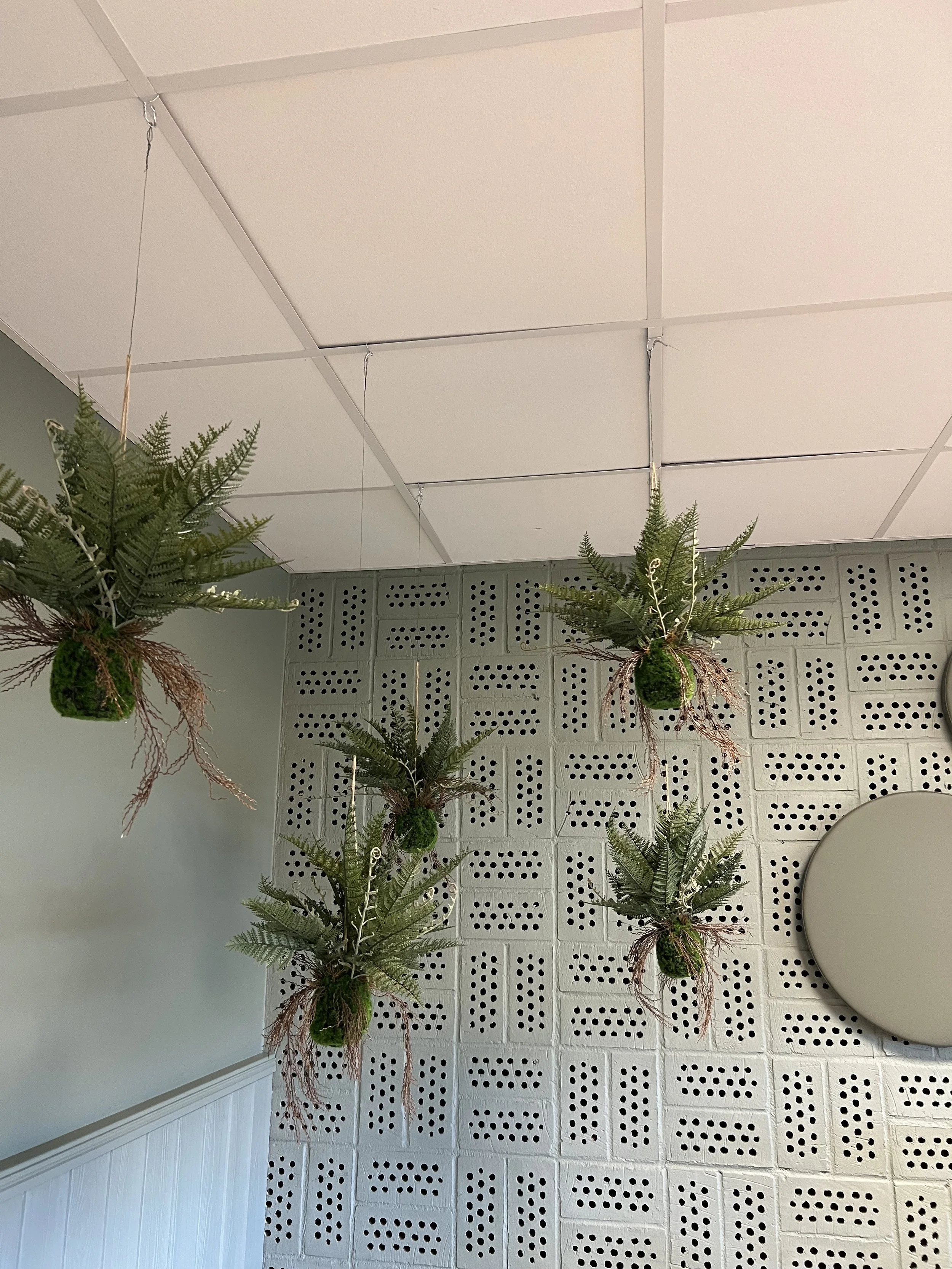 Grön växtinstallation med konstväxter som skapar en levande och inspirerande känsla i offentlig inomhusmiljö, skapad av Studio Mjölk