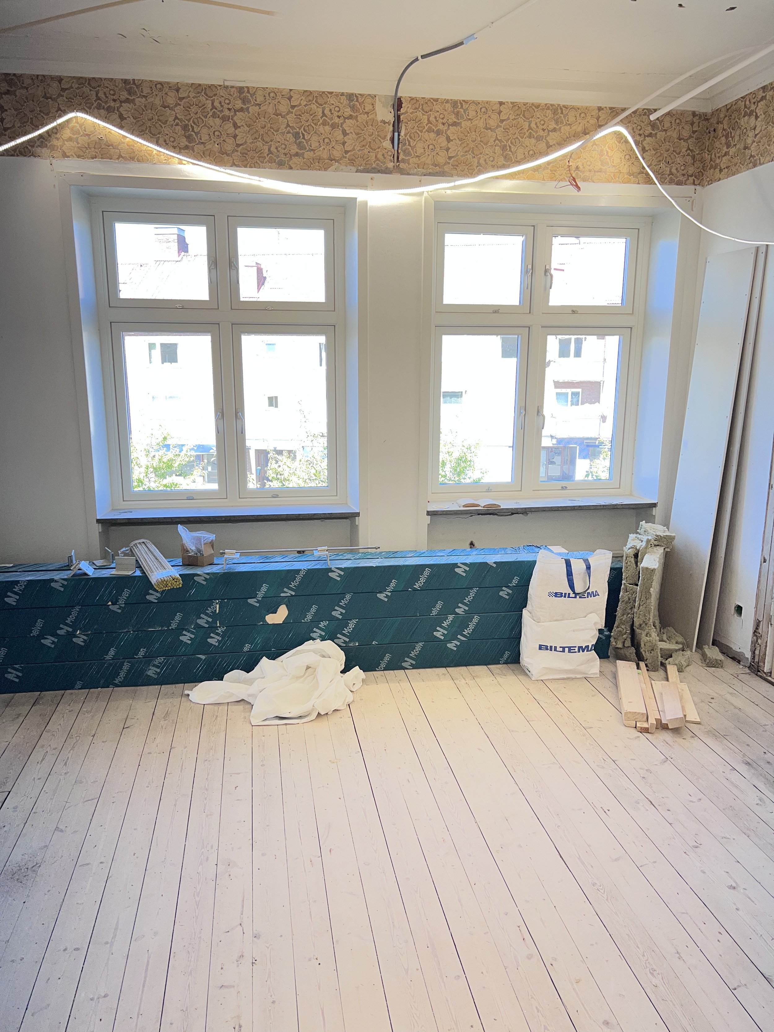 Bibliotekslokal under ombyggnad, fotograferad vid Studio Mjölks planeringsbesök inför kommande grön inredning.