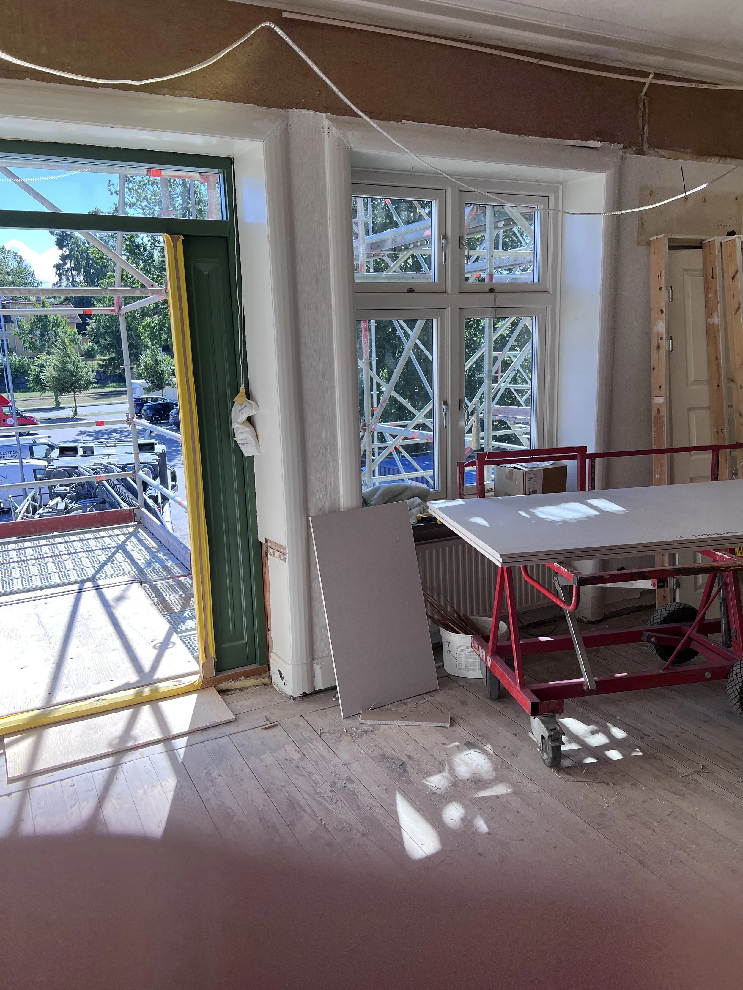 Biblioteksmiljö fotograferad vid Studio Mjölks planeringsbesök inför kommande grön inredning