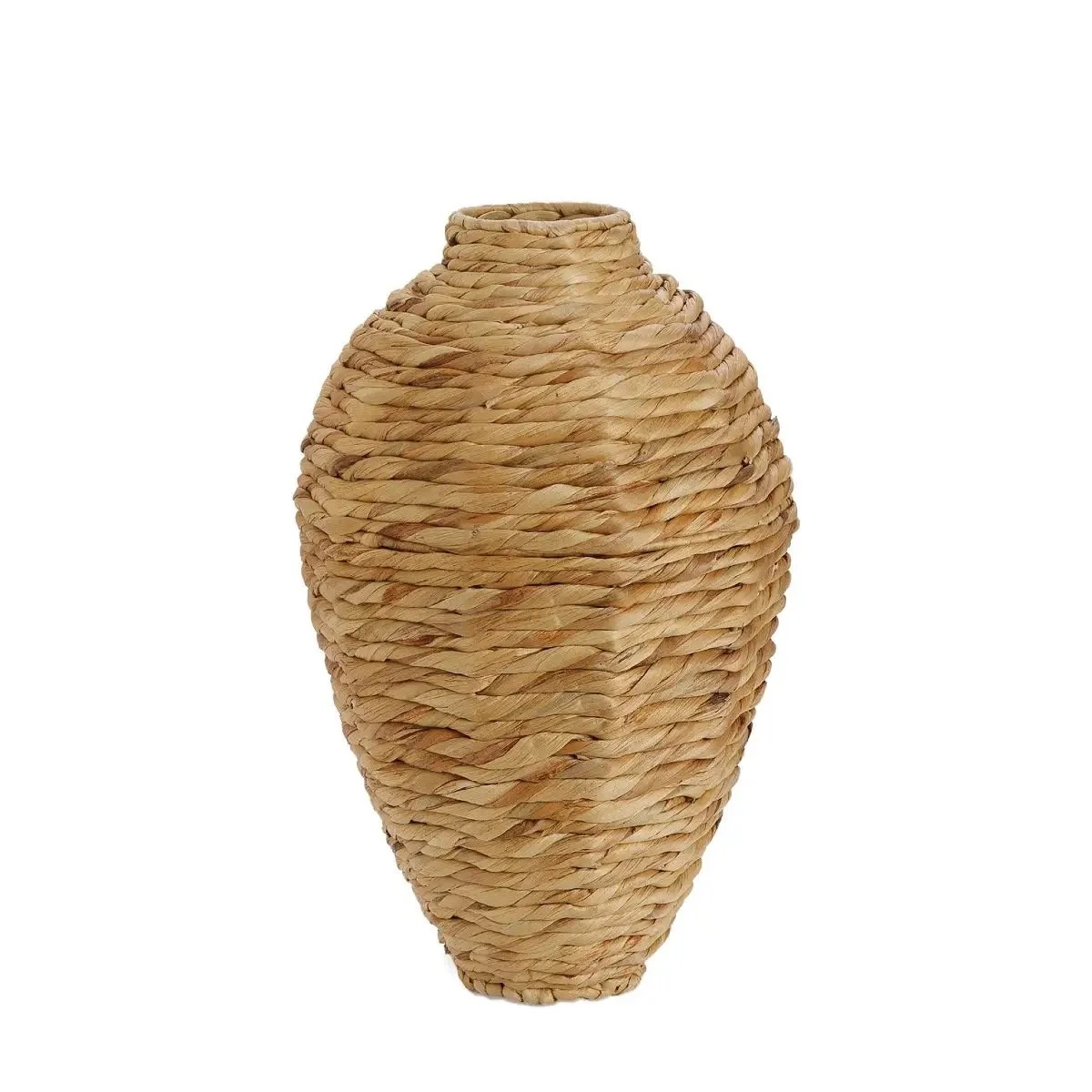Vas av flätat material i naturliga färger