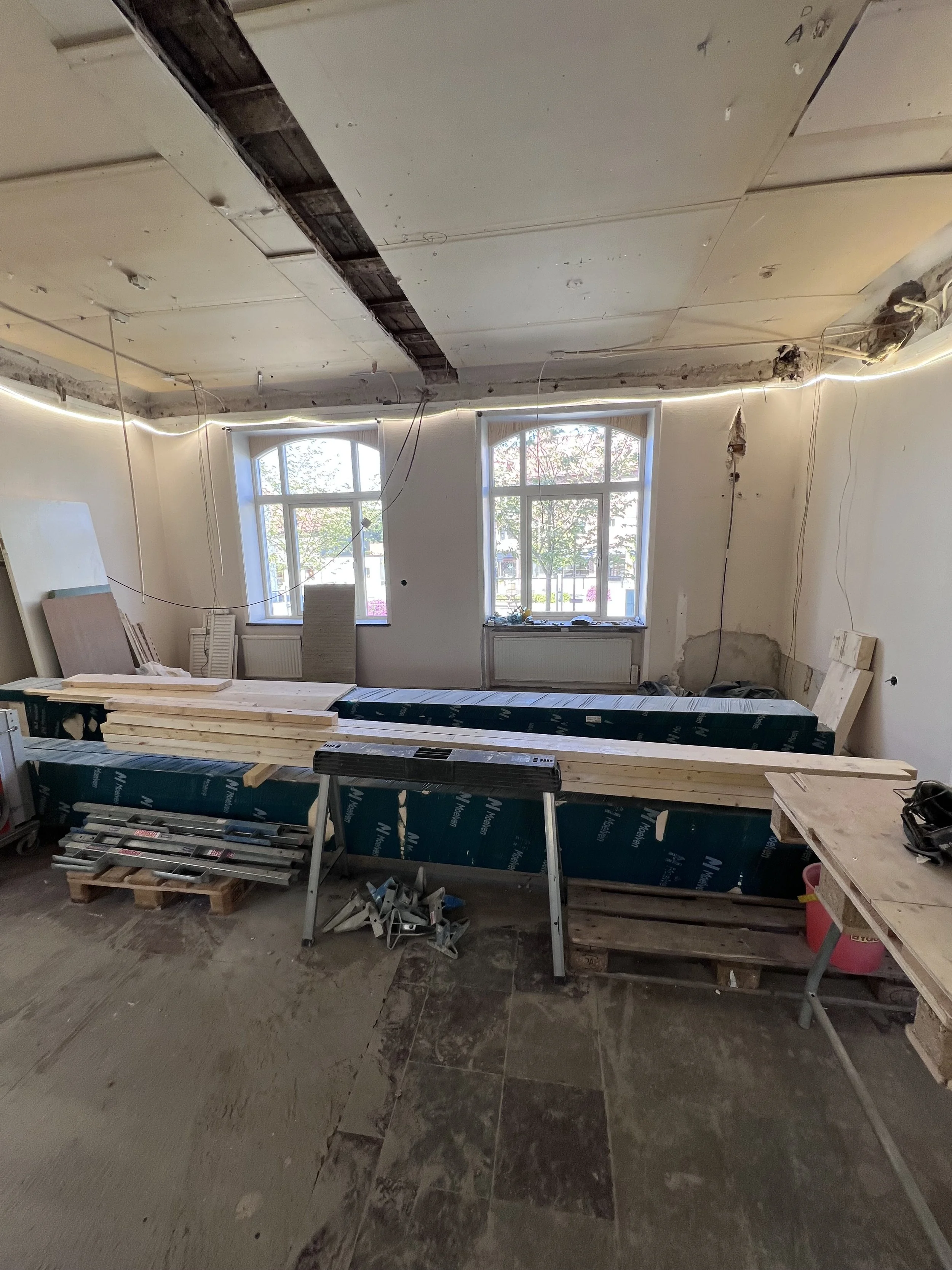Öppen biblioteksmiljö fotograferad vid Studio Mjölks planeringsbesök inför kommande växtgestaltning.