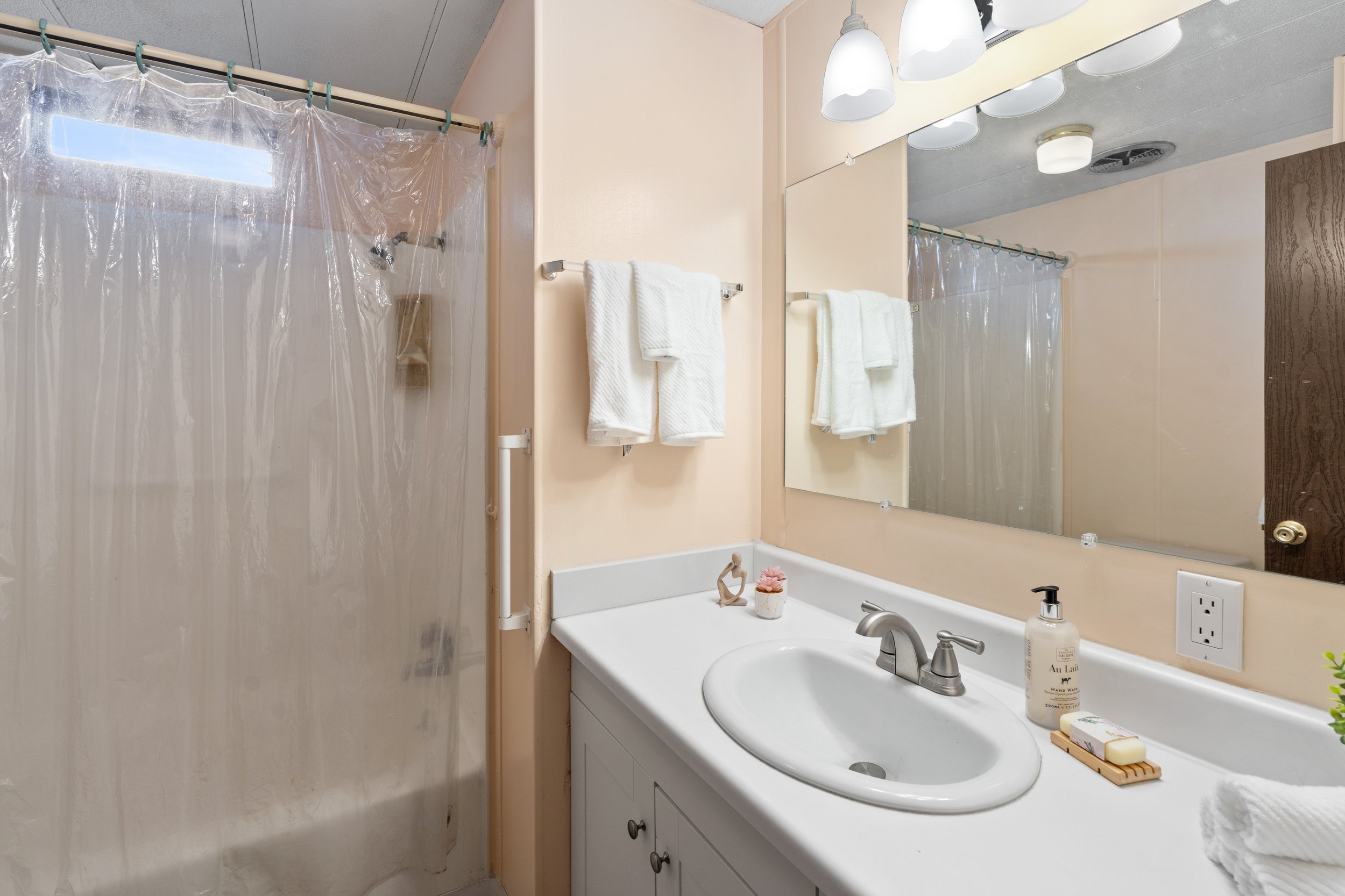 Main bathroom offers a fullsize tub.