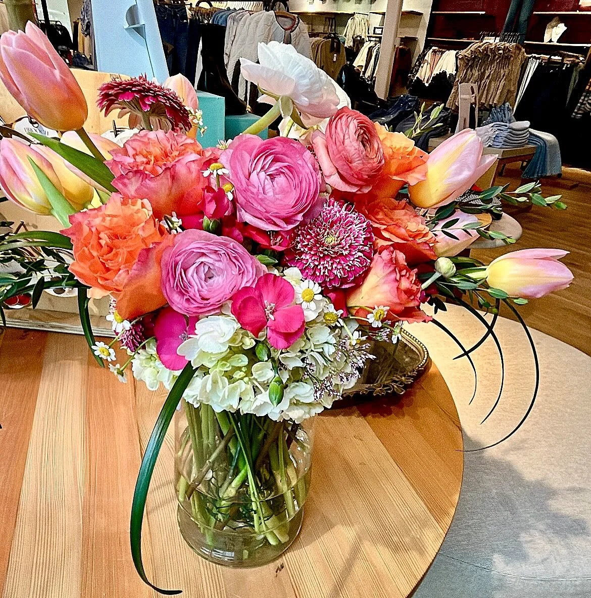 Still recovering from Valentine&rsquo;s Day chaos! Here&rsquo;s a little recap of what I created last week. 💓💐

I am a good tired&hellip;but gosh am I ✨tired✨. Thank you to anyone who ordered an arrangement this year. And if you received an arrange