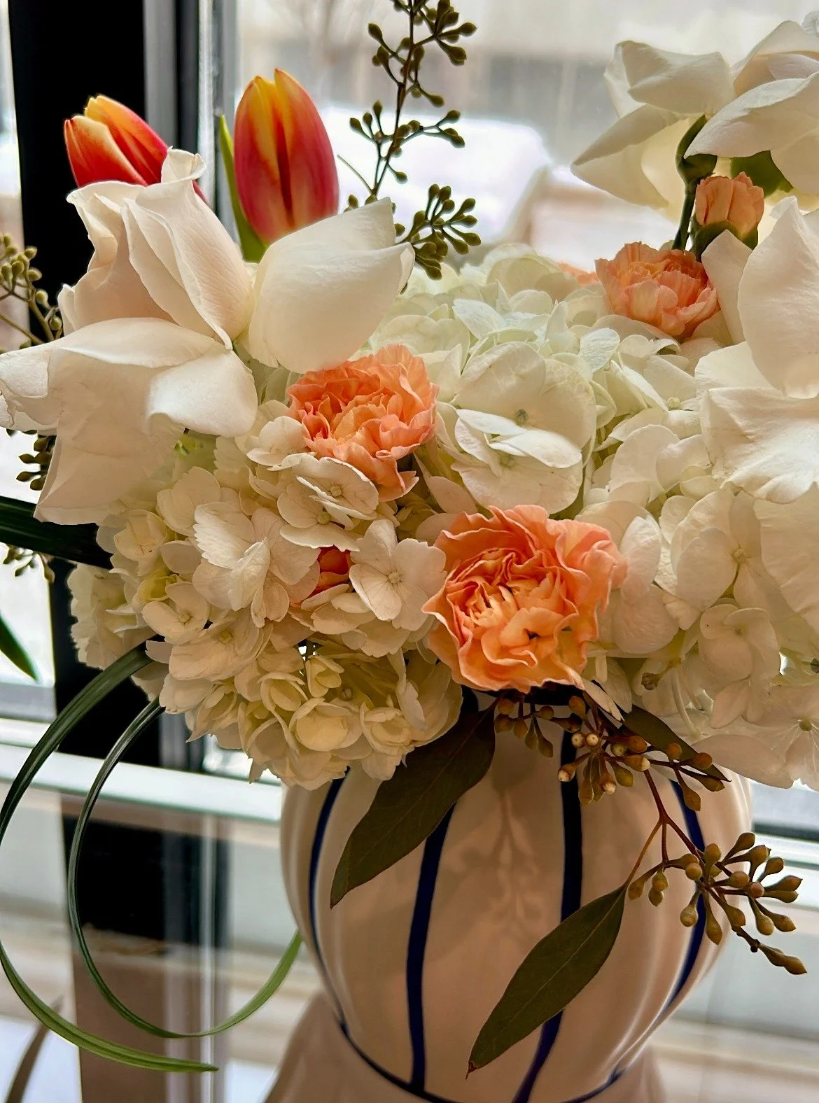 You might be looking at the flowers...I am just focused on the vase (but also on the flowers duh). 

Sophisticated yet airy anniversary flowers for a friend's family. Here's to forever more! 🧡

#amateurflorist #cincyflorist #flowers