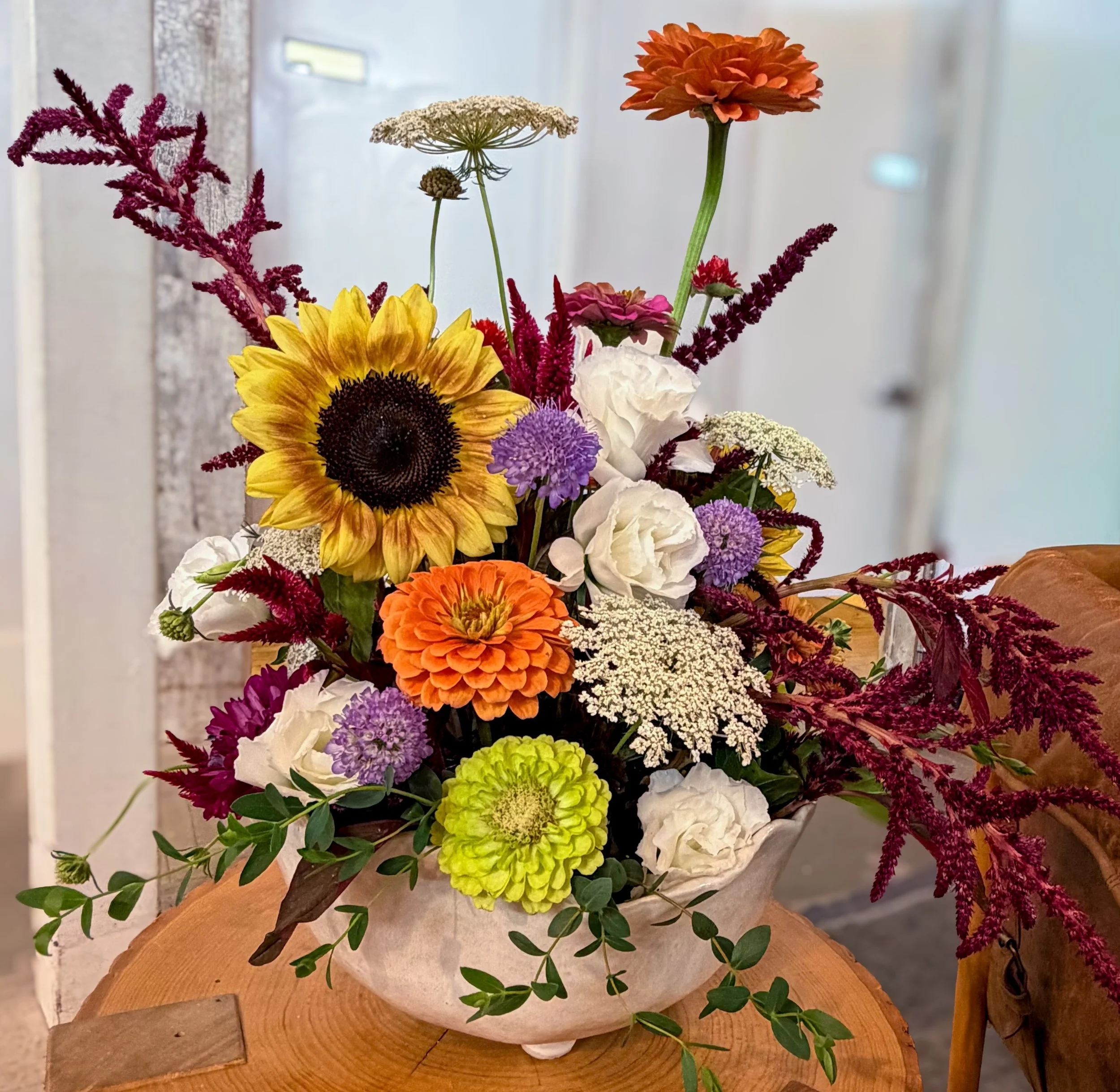 Flowers for your Friday! Scroll to the end to see my little foster pup aka the best flower helper. Here&rsquo;s to the freakin weekend! 🕺🏼🫶🏼

P.S. If you want a friend to keep you company with the flowers&hellip;adopt Shanielle @cincyanimalcare !
