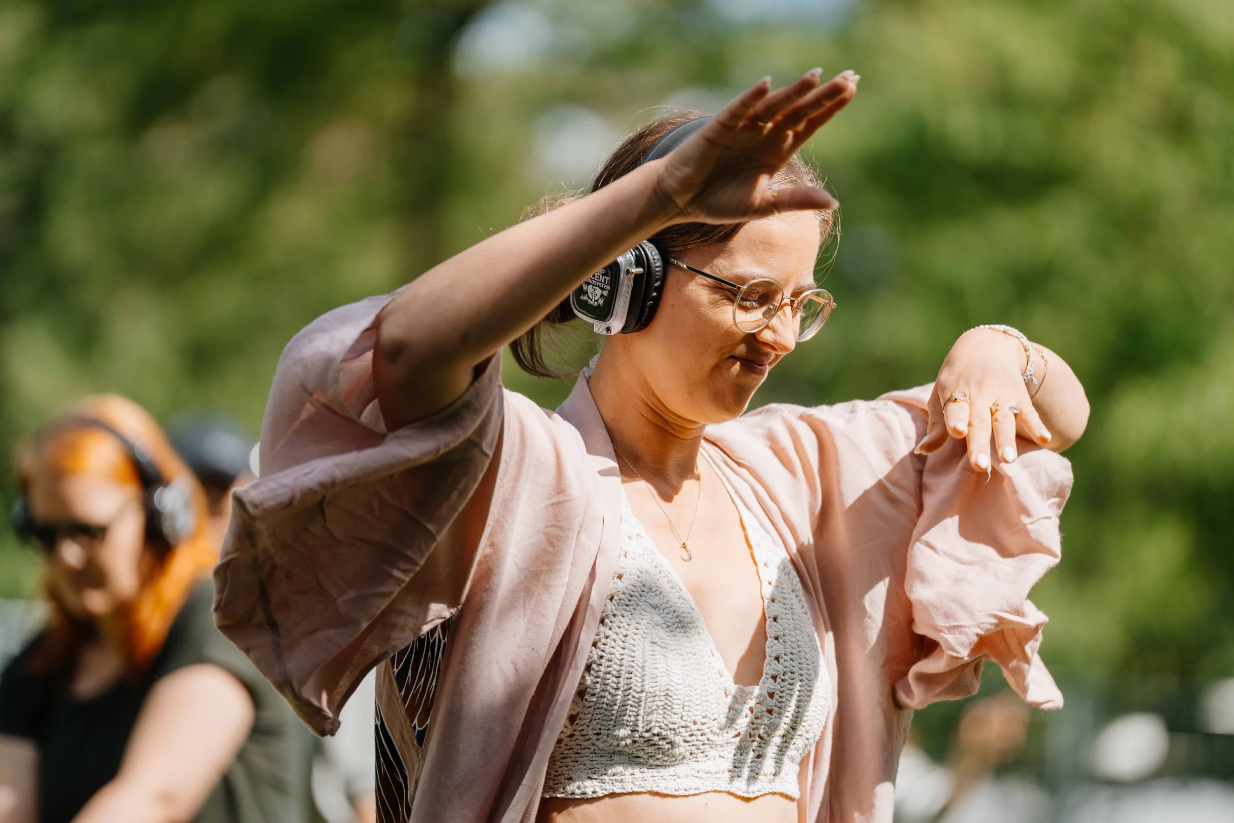Ecstatic Dance draussen im Garten