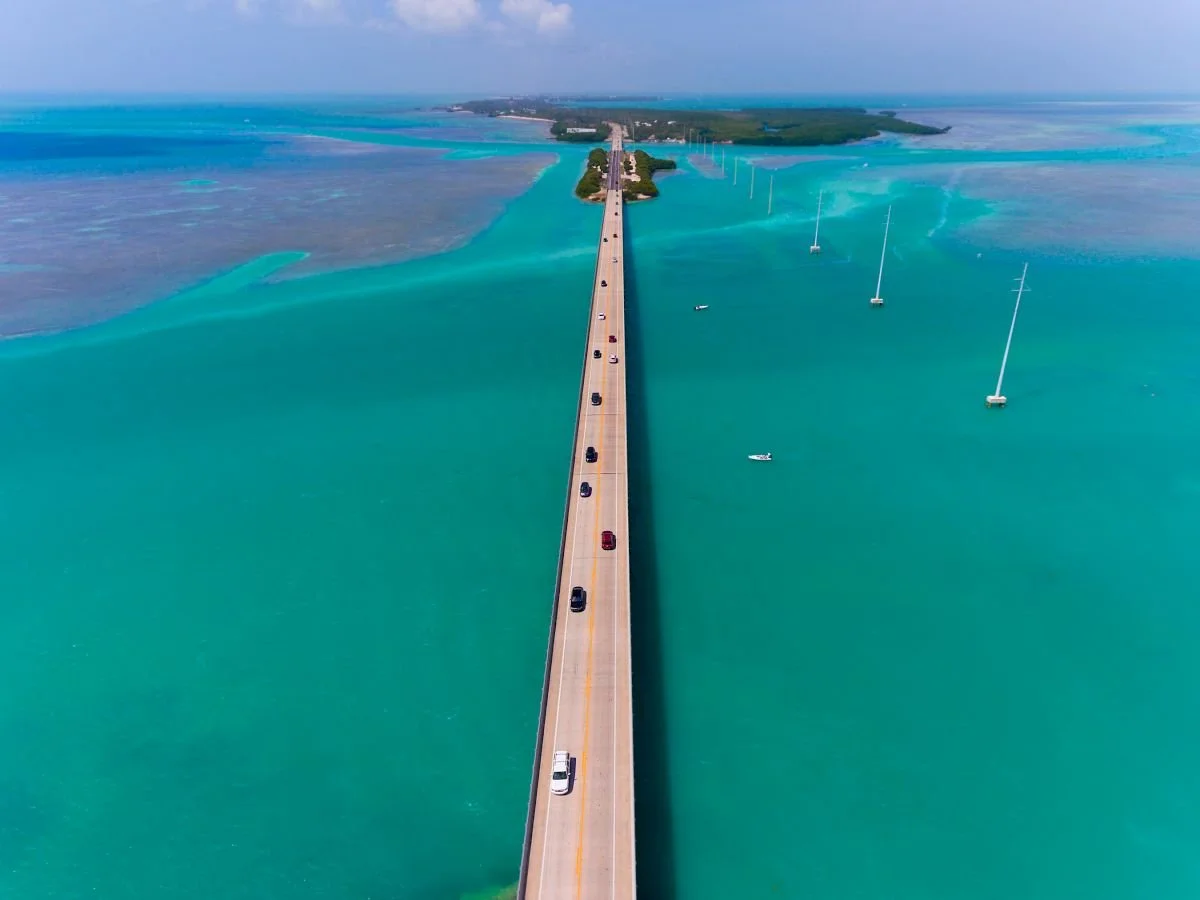 Road to Islamorada with amazing ocean views left and right and on the way to Key West. Islamorada is the perfect half way place to stay the night with bars and restaurants before the onward journey to Key West
