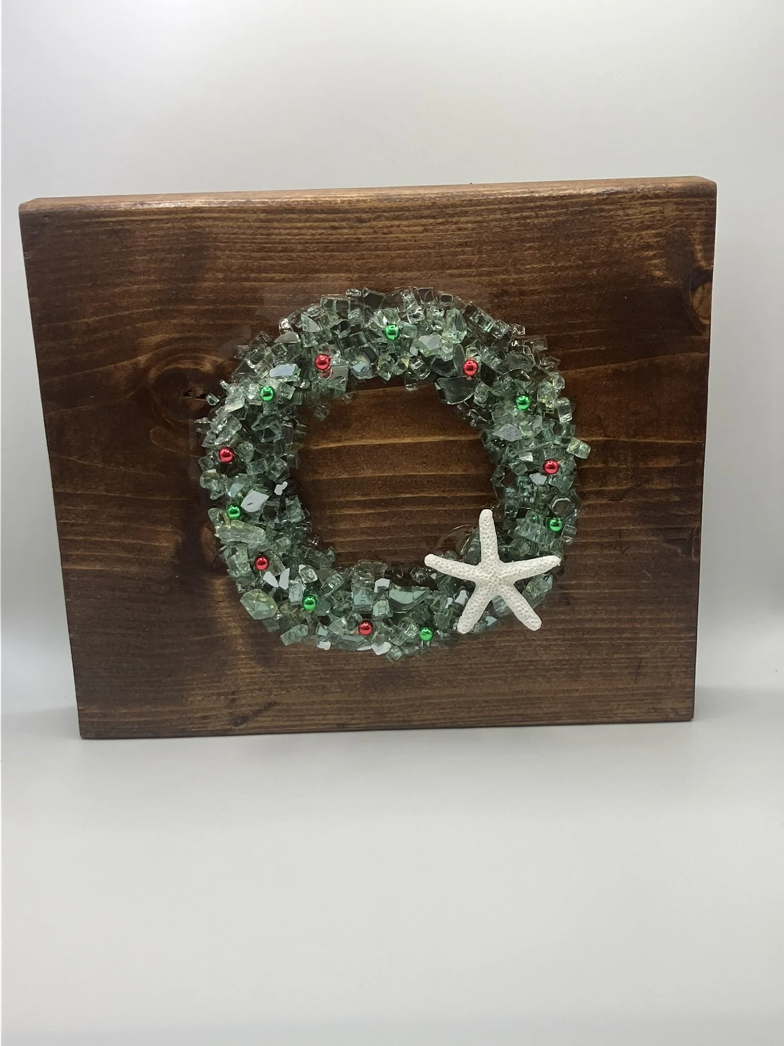 Wooden plaque with a glass bead wreath and starfish decoration