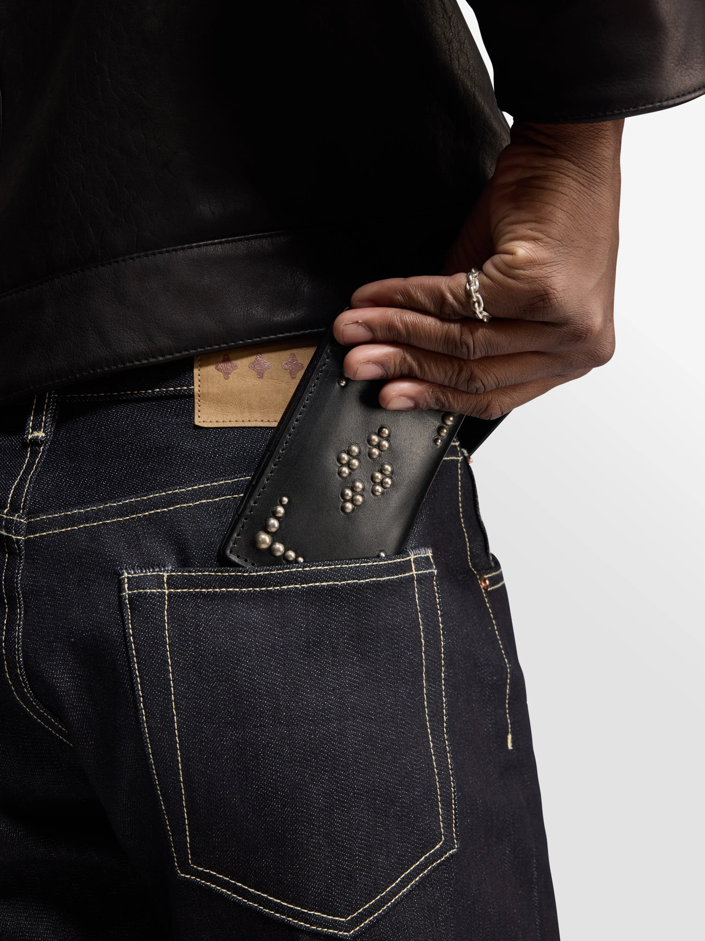 SILVIO_STUDDED_WALLET-BLACK_28627.jpg
