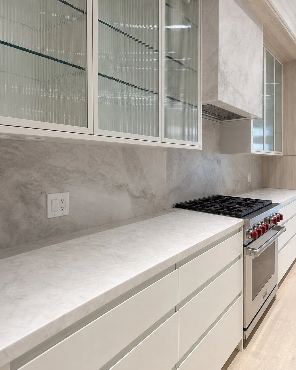 Architectural visualization detailing the reeded glass, quartzite surfaces, and handleless cabinetry of the Forest Hill kitchen.