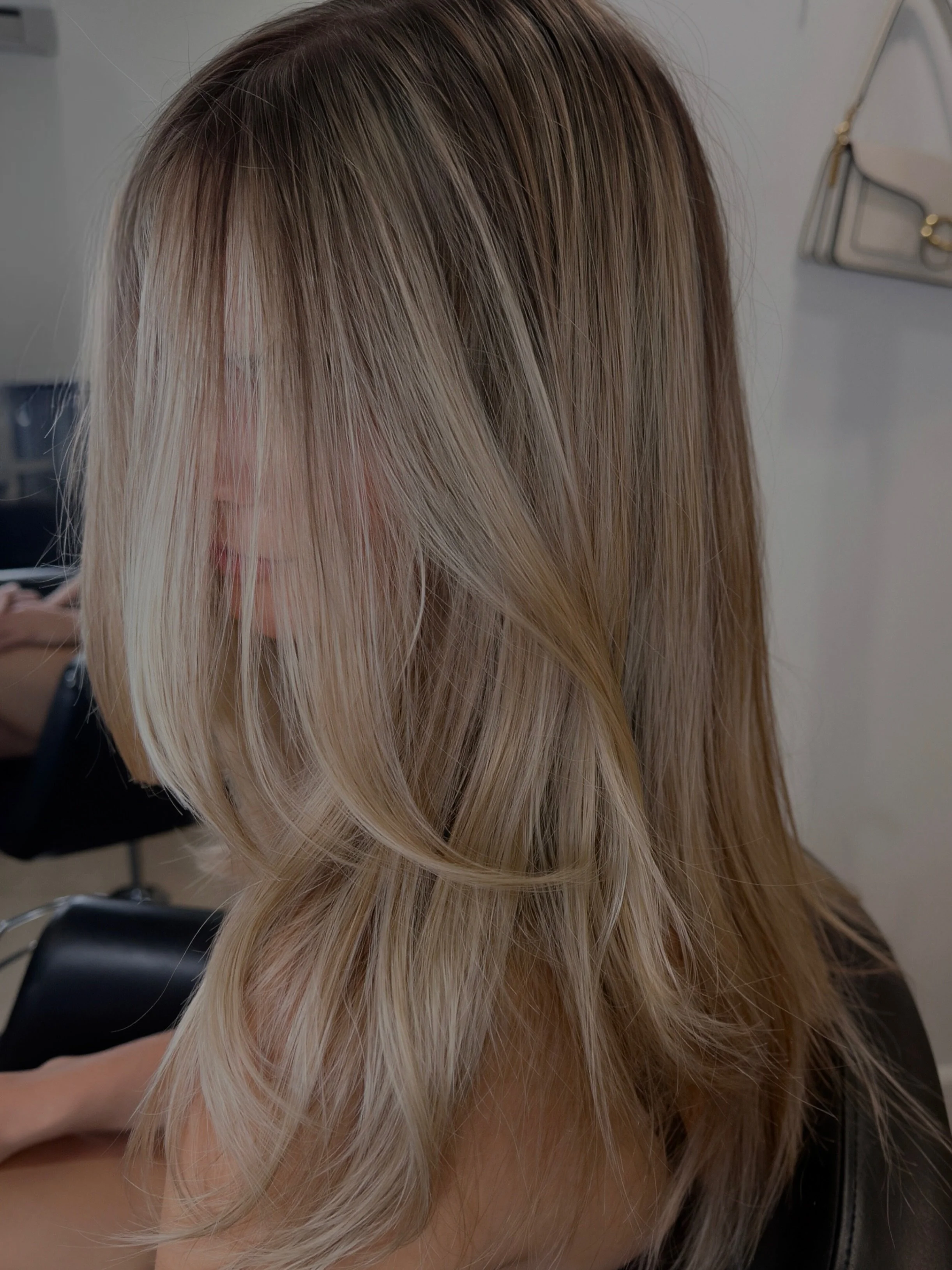 Good blonde whispers. It doesn&rsquo;t scream. 🐝 
Swipe to see the whole transformation!
Ready for your own custom blonde? Book through the link in my bio.

#scottsdaleblondespecialist #scottsdalecolorspecialist #scottadalebalayagespecialist #phoeni