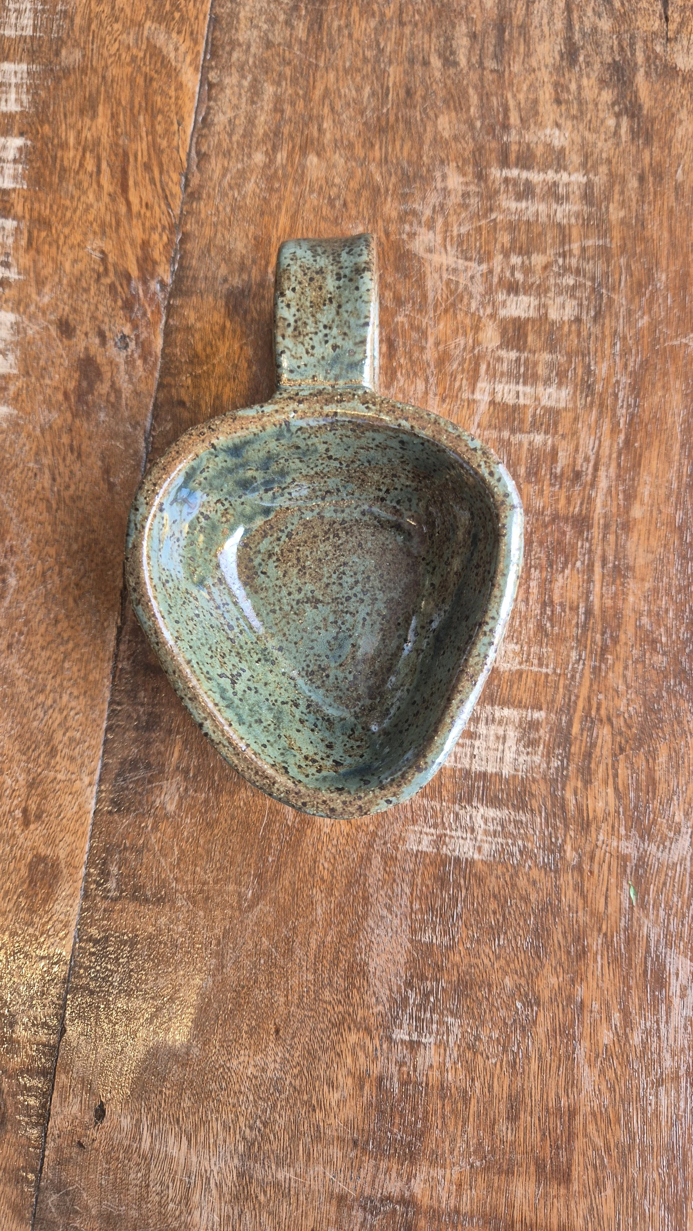 Pequeno recipiente de cerâmica verde com manchas marrons com acabamento speckled
