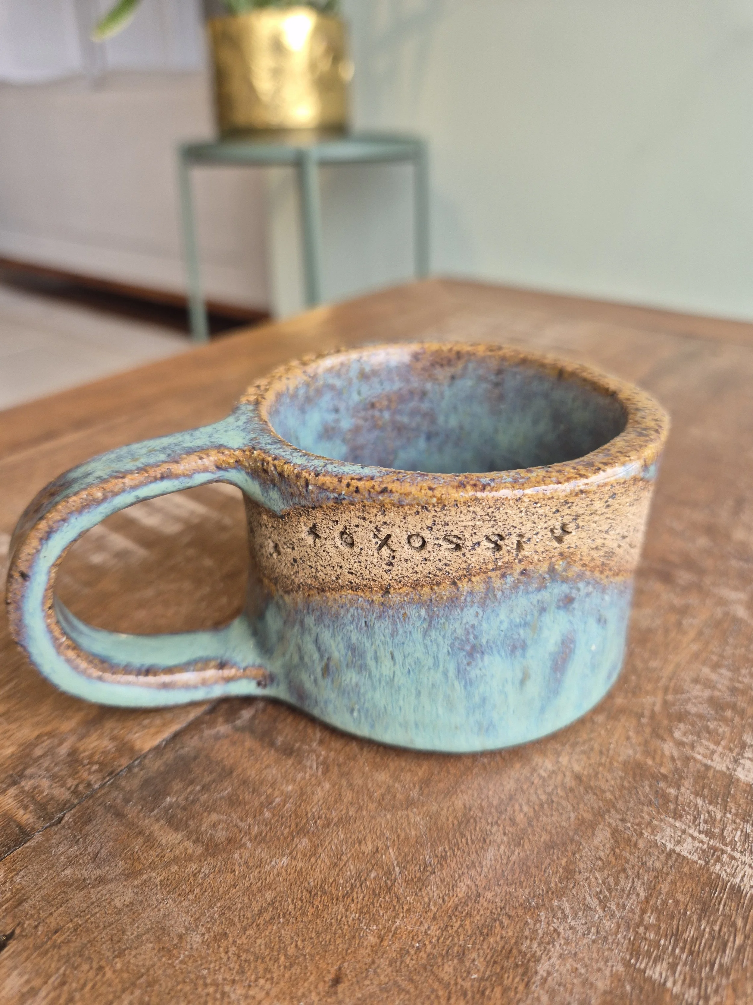 Xícara de café de cerâmica personalizada com acabamento rústico, azul e marrom