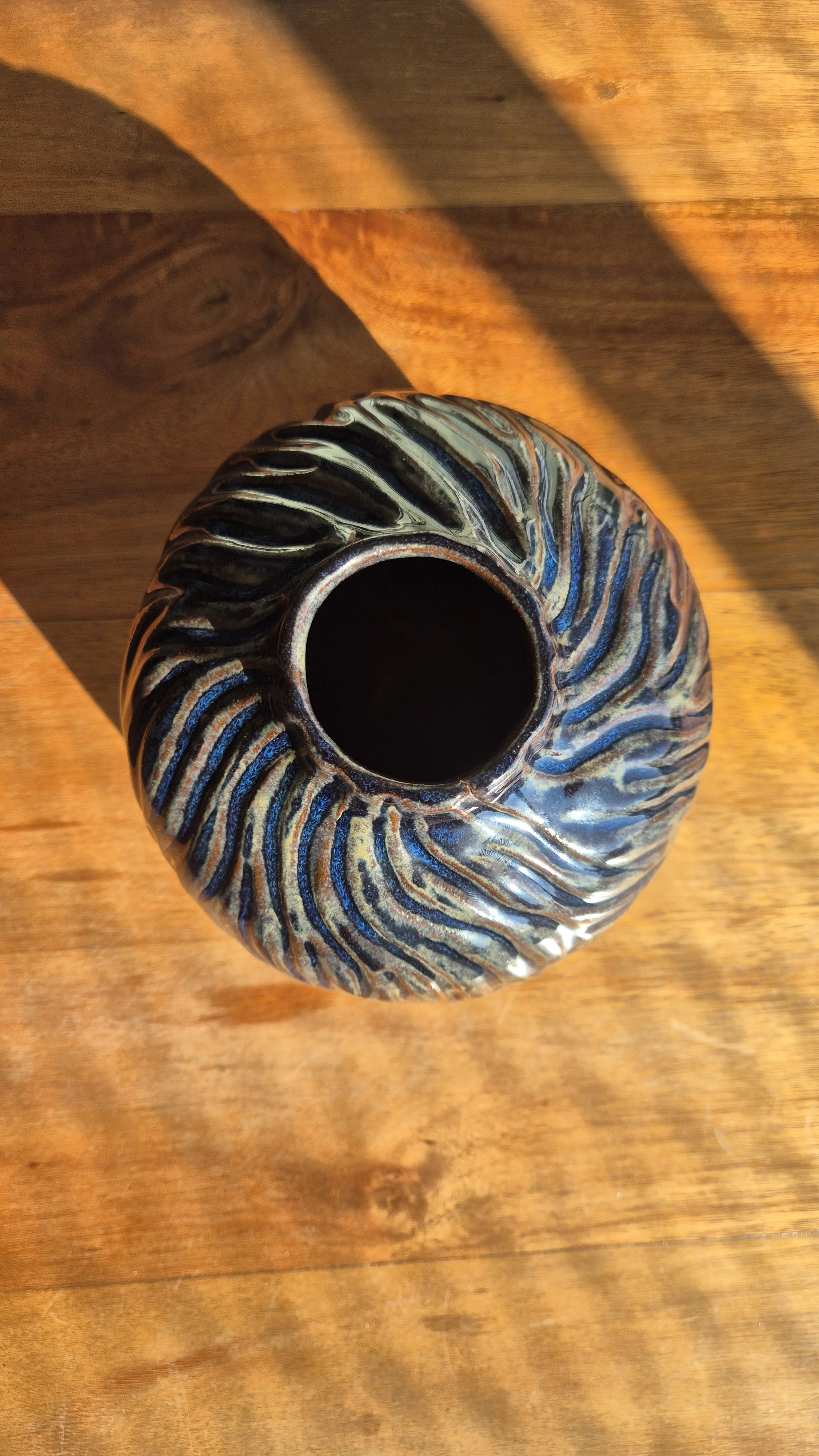 Vaso em argila Lótus (marrom) com esmaltação azul reativa.
