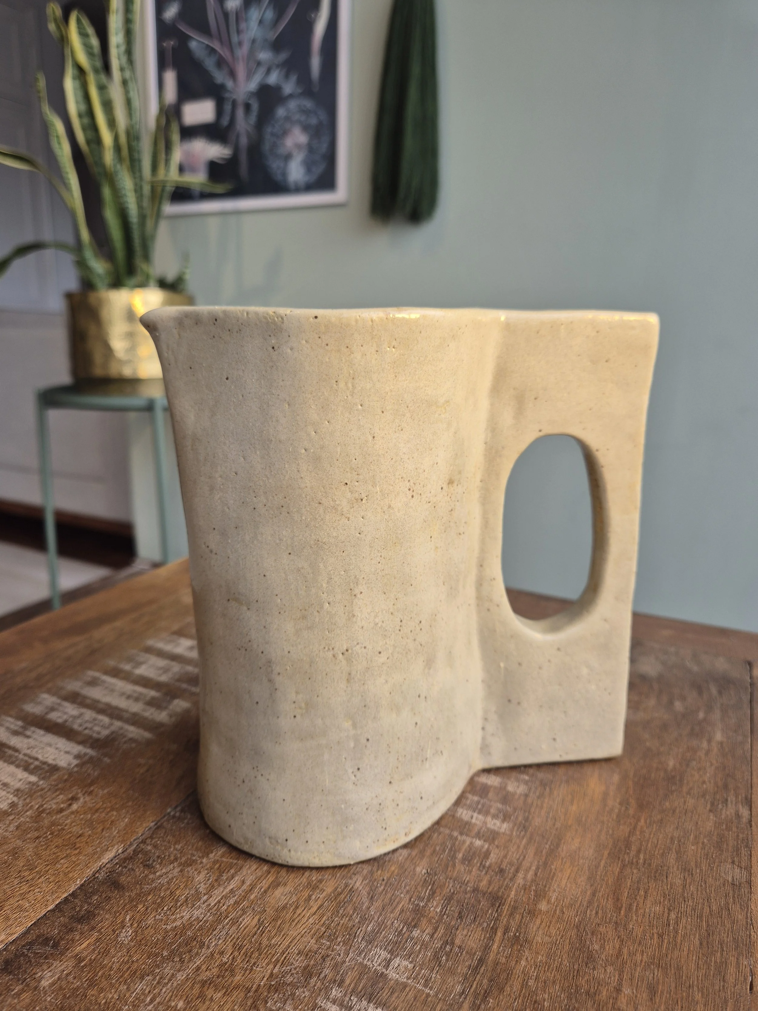 Vaso de cerâmica bege de alça aberta