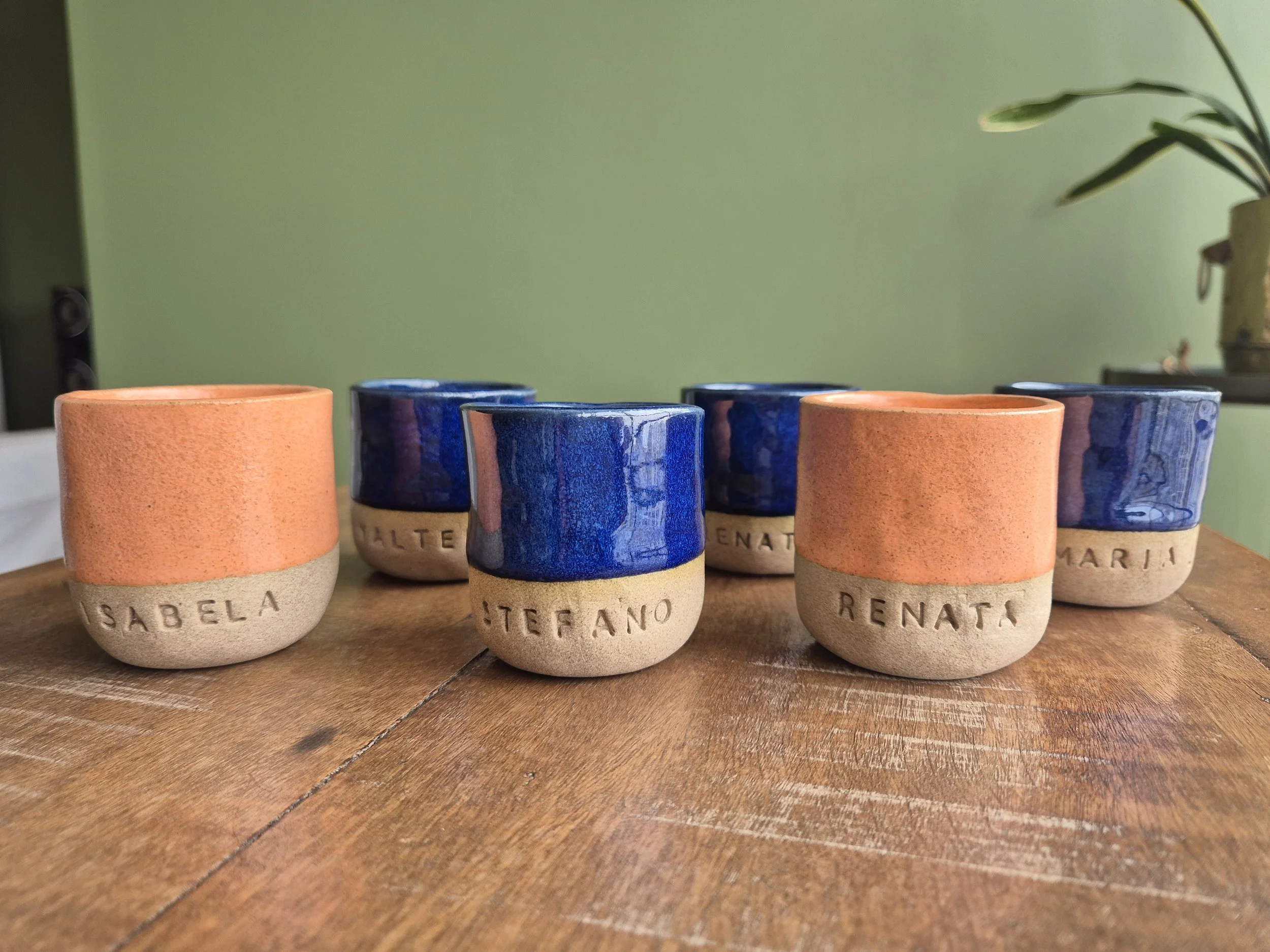 Cerâmica personalizada para sua empresa

Transforme o presente aos seus clientes em algo que eles realmente queiram guardar. Criamos peças de cerâmica artesanal personalizadas para empresas, desenvolvidas especialmente para cada projeto.

Nomes, pala
