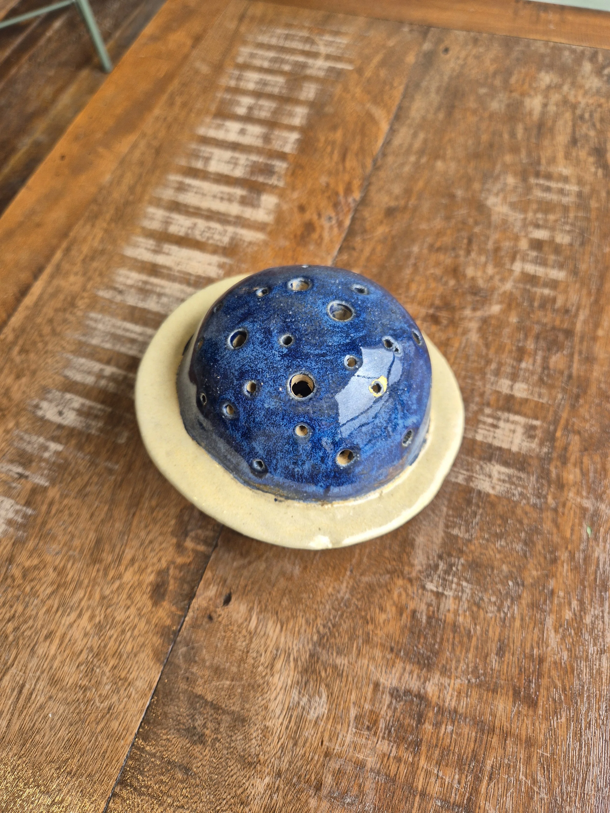 Luminária decorativa em forma de planeta azul com anel dourado ao redor