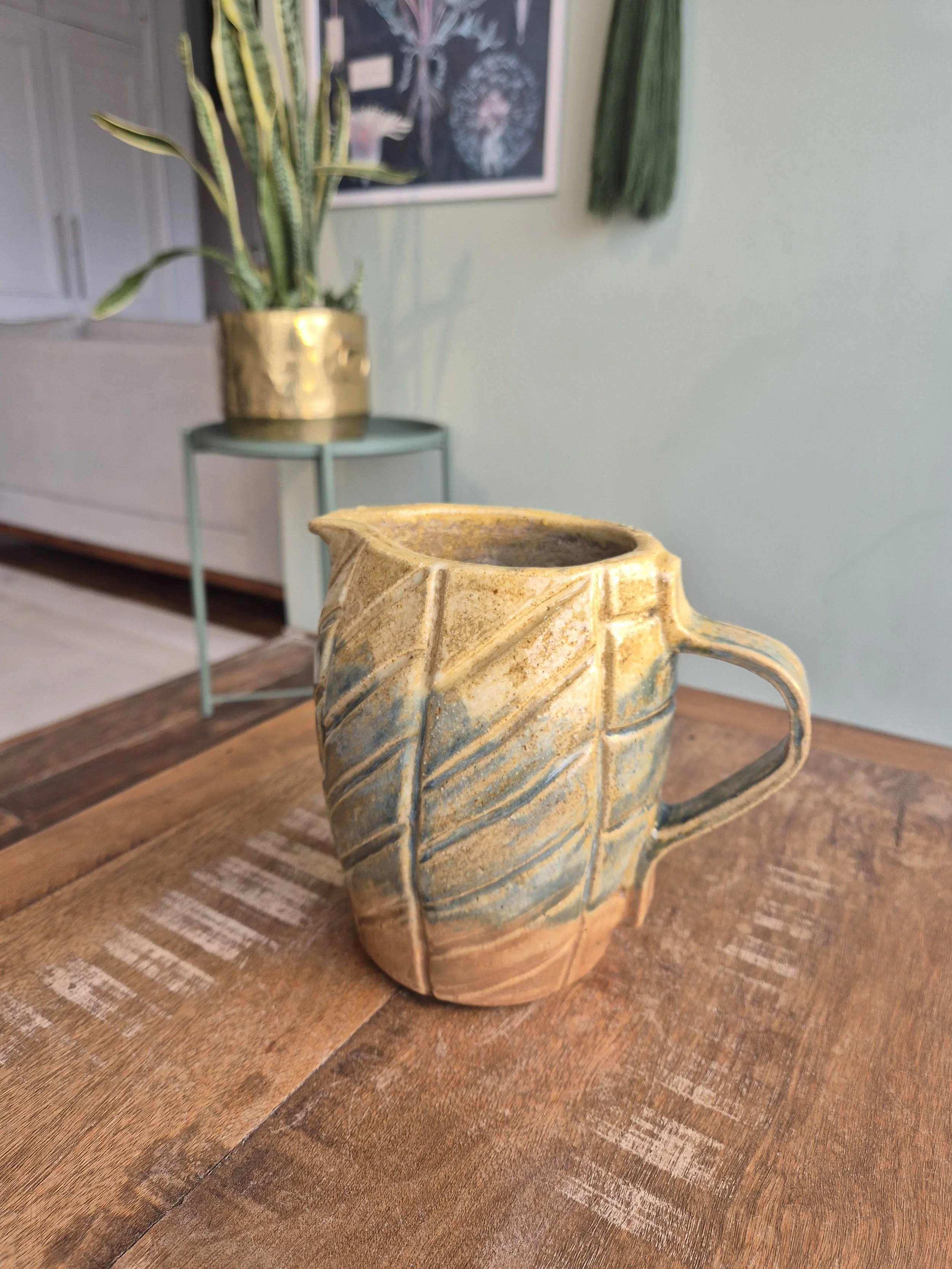 Vaso de cerâmica amarelo com textura geométrica