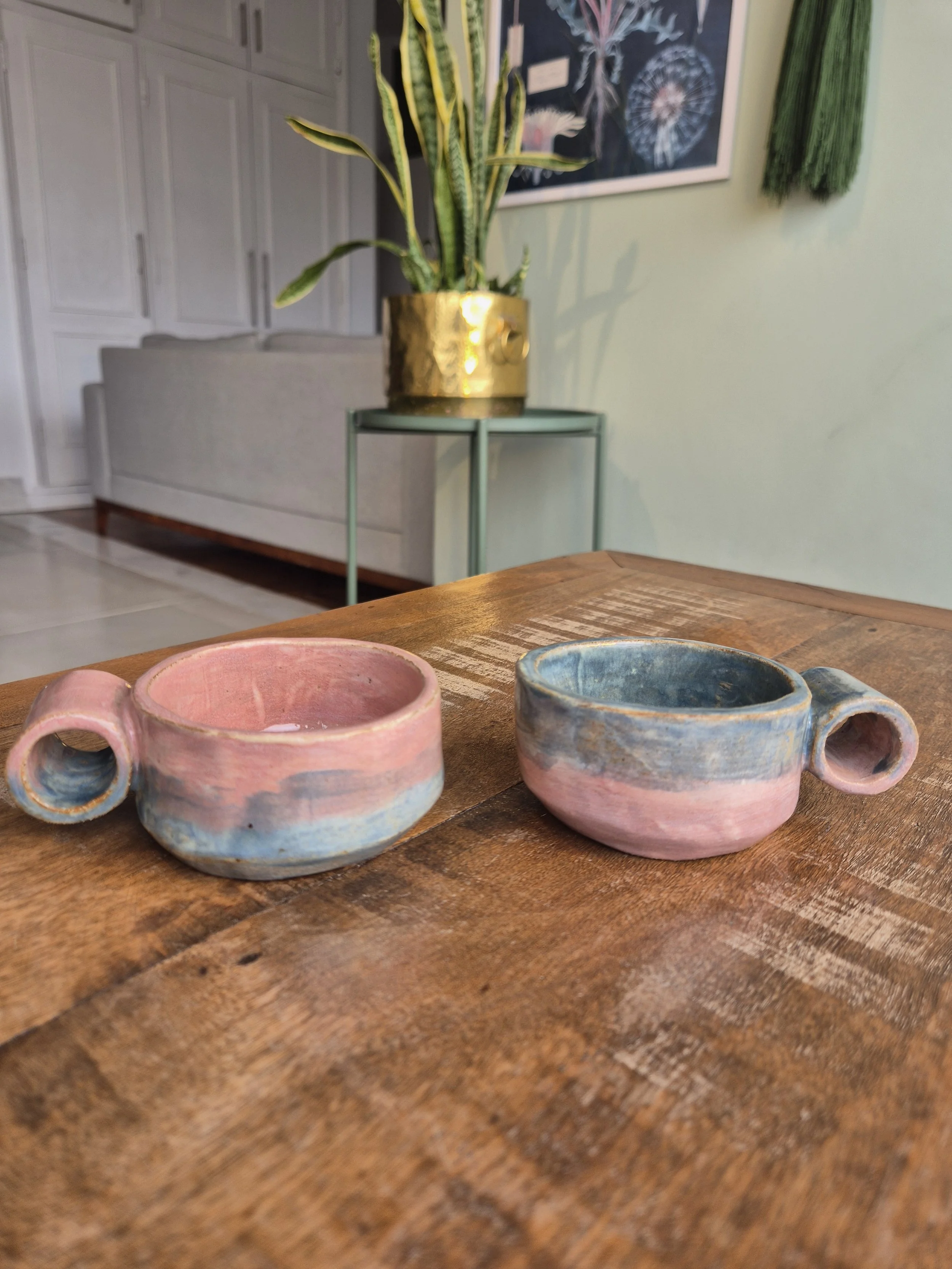 Duas canecas de cerâmica coloridas em tons de pink e azul
