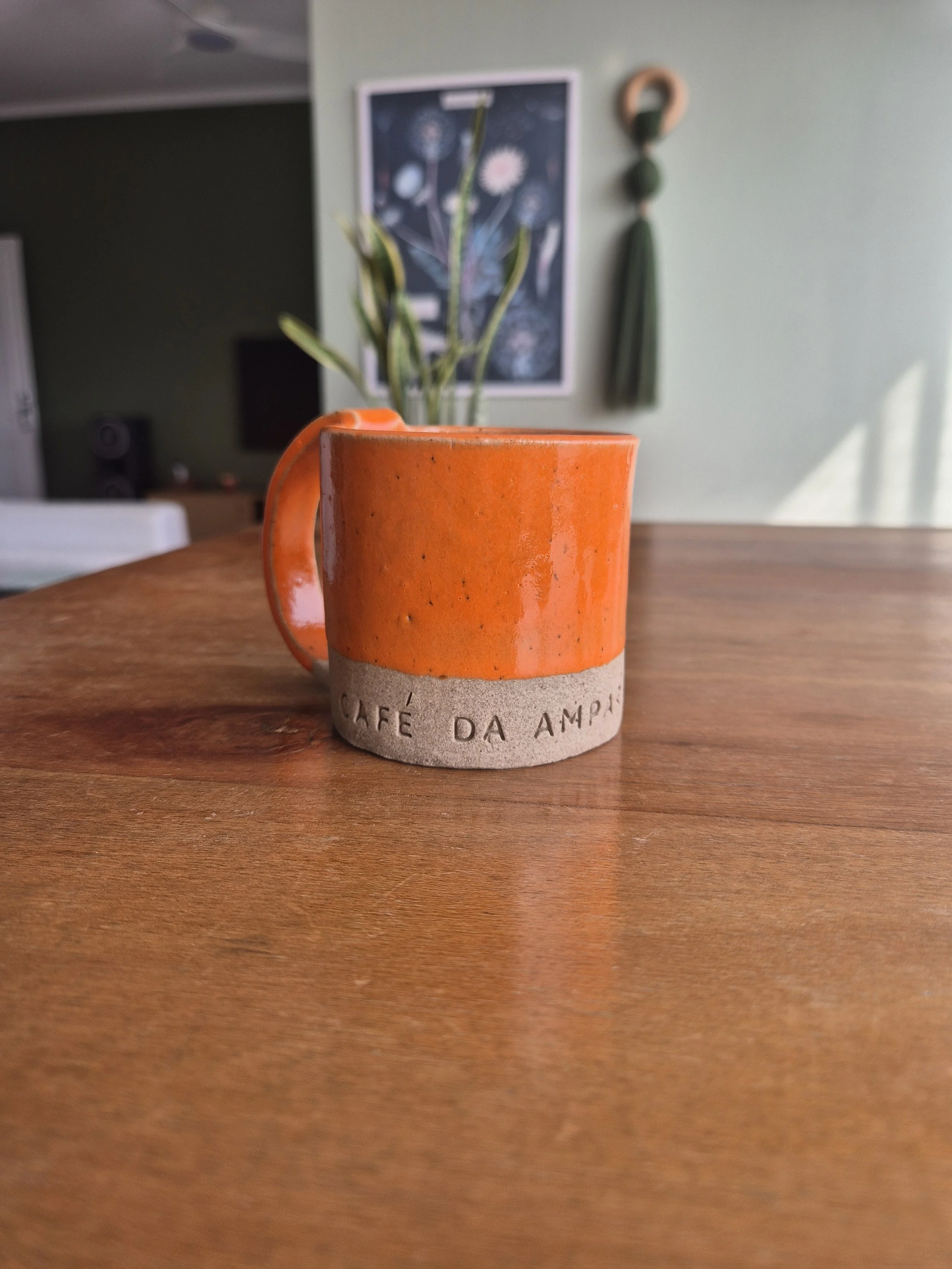 Xícara Personalizada - Cerâmica de alta temperatura, modelada à mão e finalizada com esmaltes cerâmicos. Cada peça pode ser personalizada com palavras, nomes ou pequenas histórias que passam a acompanhá-la no cotidiano.

Porque todo recipiente contém