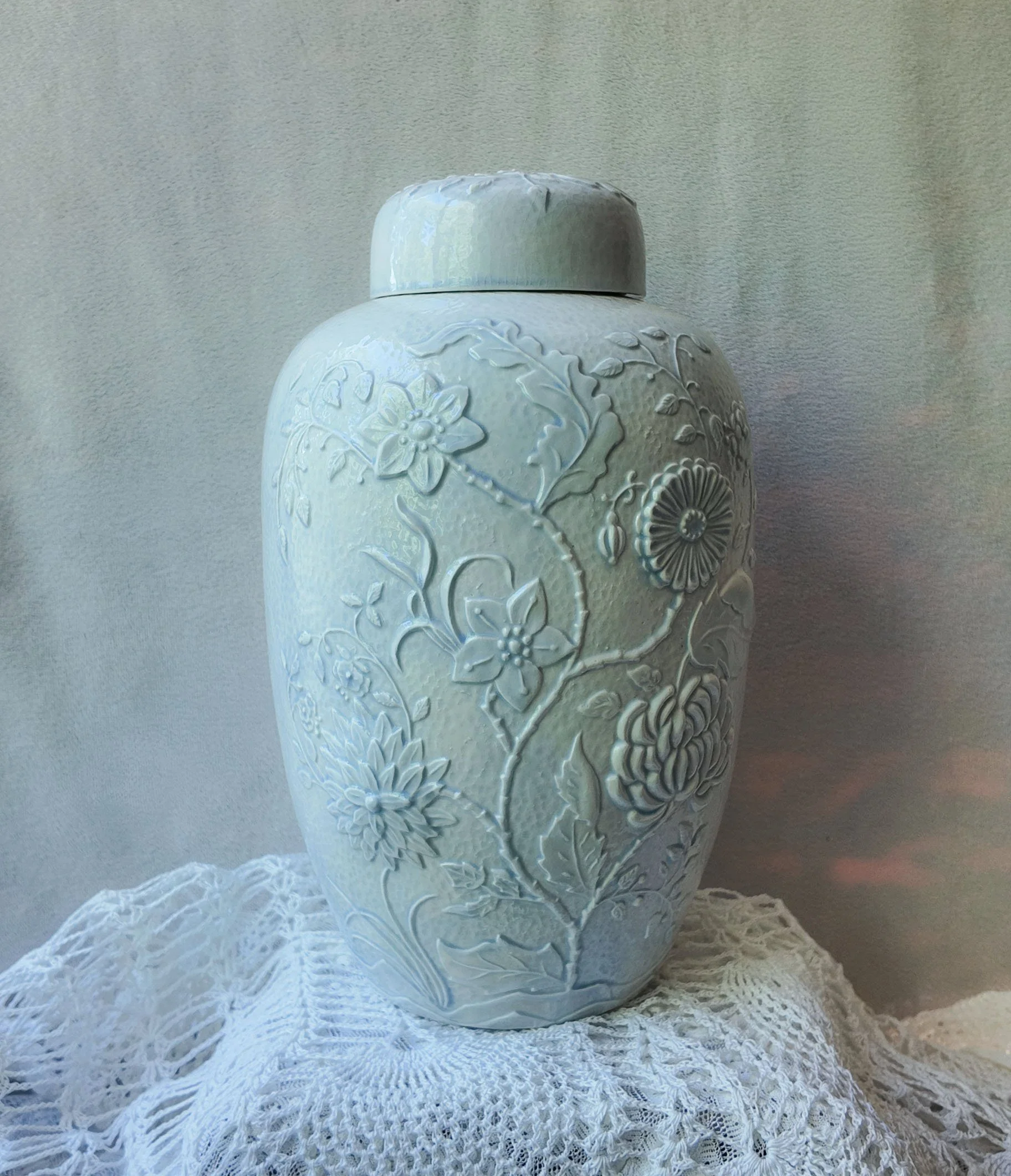 1978 Arnel's Mold Ginger Jar w/ Lid (~11 x 7 in)