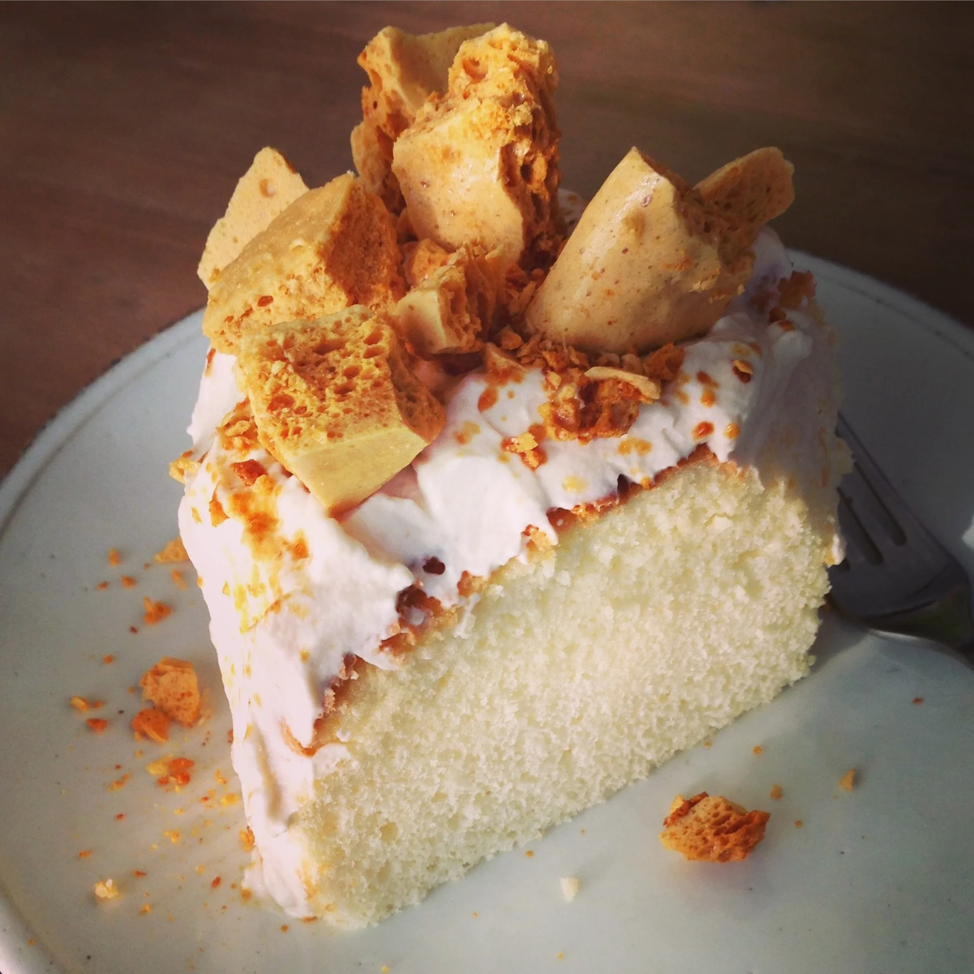 Looking back at this photo, I can almost taste this yummy chiffon cake.
One friend brought me to this cafe in Taipei, and later I brought 3 other friends there. 

#chiffoncake #taipei #travel #photograph