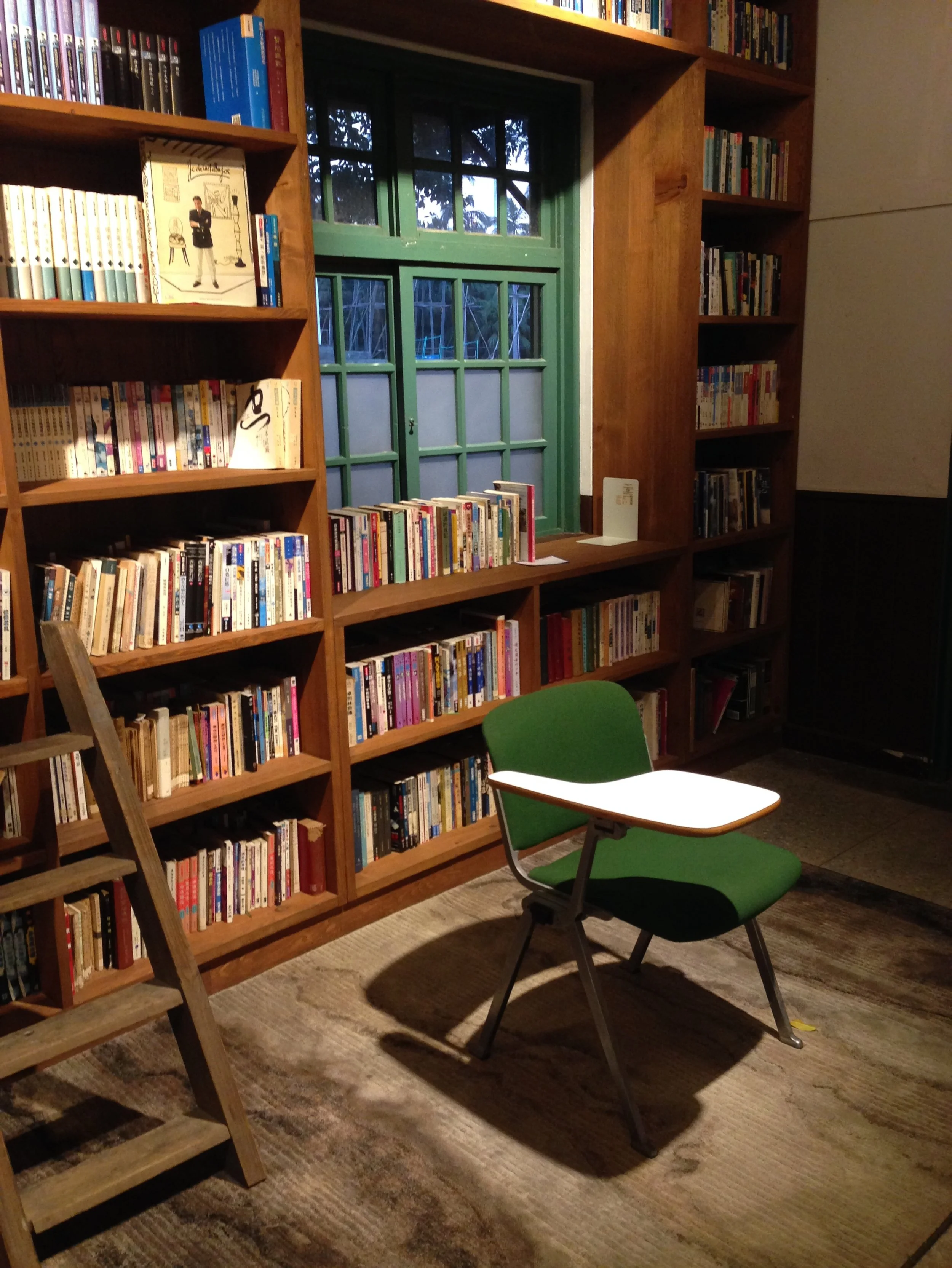 Tranquility. This corner gave me a strong feeling of calm. I was surprised that it&rsquo;s not only nature that could give people this feeling. 

#calmfeeling #cornerinabookstore #greenchair #oldphoto #taipei