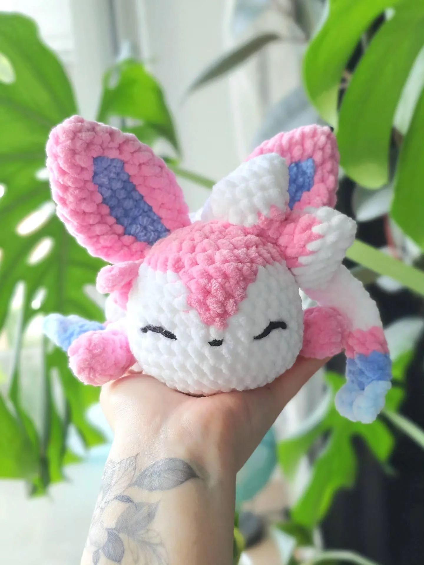 And finally, here's the final sleepy little guy of this series! 🥰🥳 Absolutely love the design of this 'mon, but damn, crocheting all those bows and ribbons makes it SO much more work than all her siblings 😅

👉 crochet pattern by @pandas_crochet (