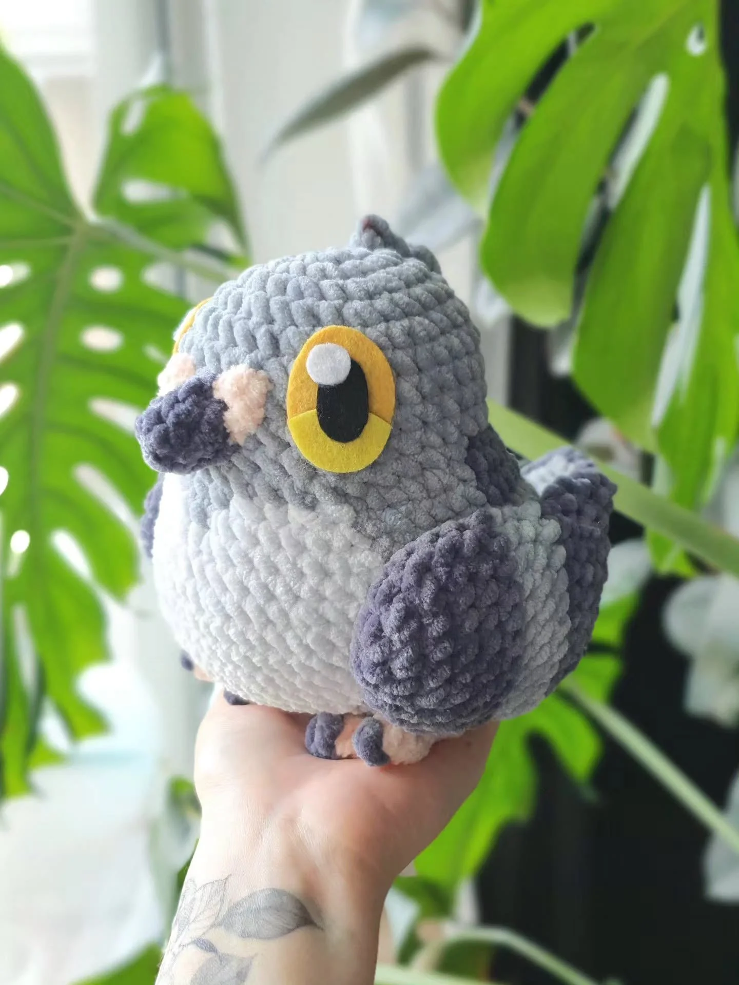 fun fact: I've had pigeons living on my balcony for years now and it's genuinely not a pleasant experience. lots of poop. 😐 I do like this one though. it doesn't poop.

👉 crochet pattern by @little_bunny_garden 

#crochet #crochetplushie #amigurumi